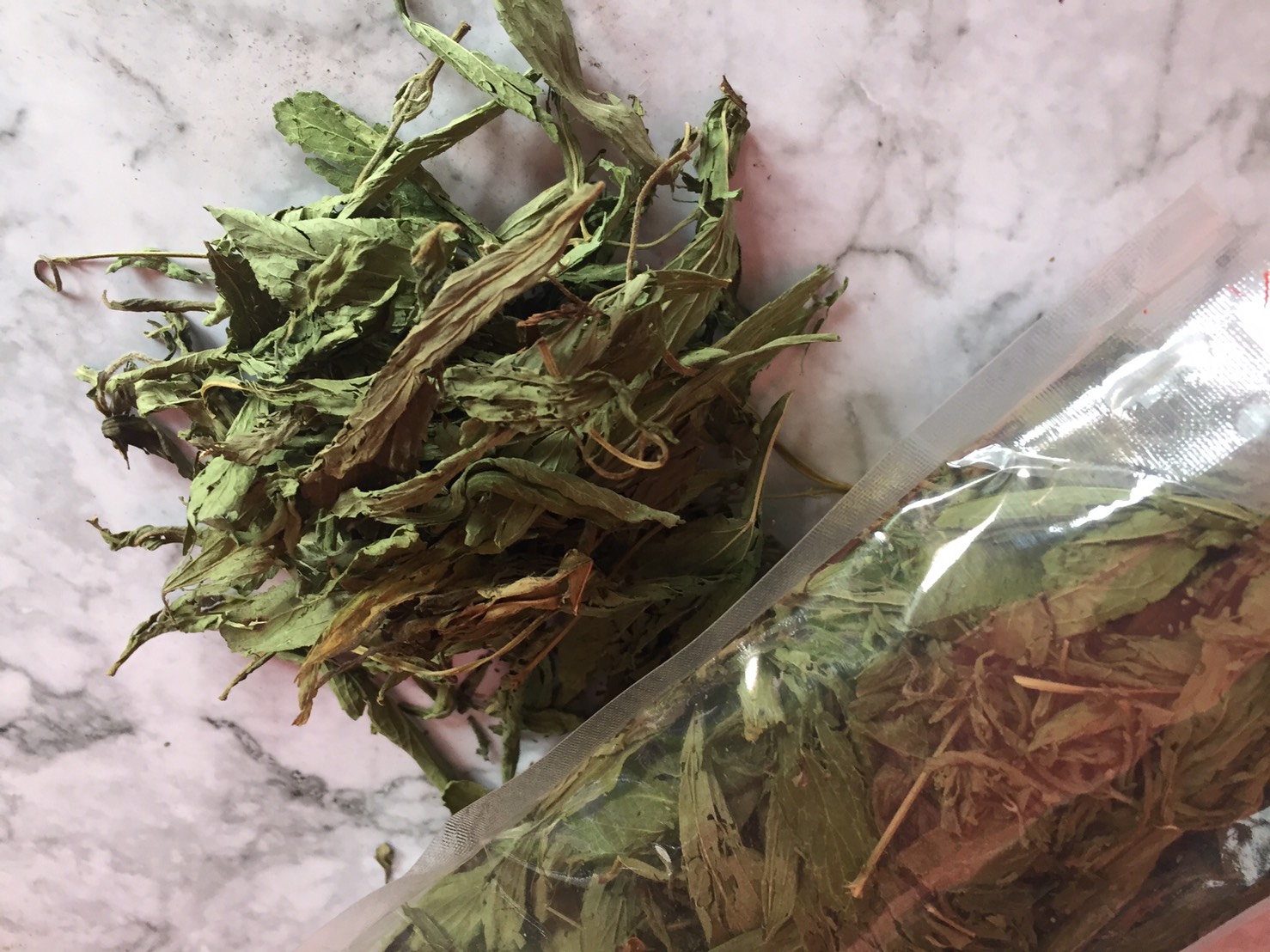 หญ้าหวาน หญ้าหวานแห้ง ขนาด 1 กิโลกรัม ชาหญ้าหวาน หญ้าหวานอบแห้ง Stevia (สตีเวีย) สมุนไพรหญ้าหวานให้ความหวานเหมือนน้ำตาล แต่ไม่ให้พลังงาน รับประทานเท่าไหร่ก็ไม่อ้วน จึงช่วยในการควบคุมน้ำหนักได้เป็นอย่างดี