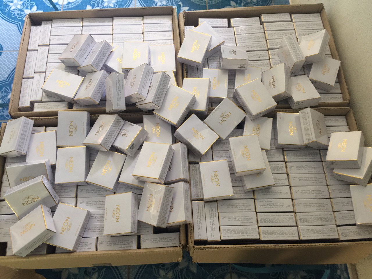 สบู่ผิวขาวนีออน (NEON WHITENING SOAP)