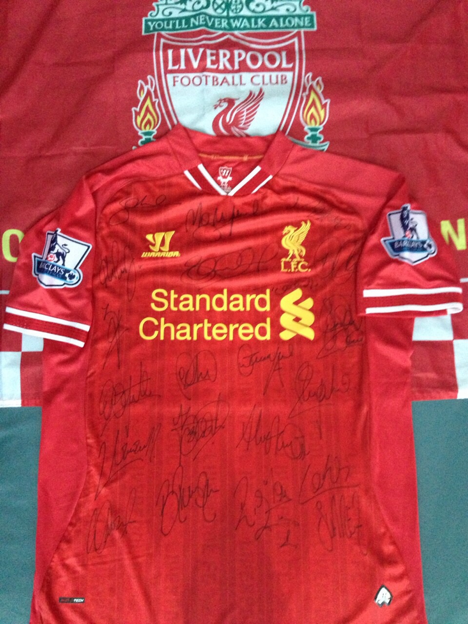 LFC 13/14 SQUAD SIGNED SHIRTเสื้อลิเวอร์พูลพร้อมลายเซ็นต์นักเตะ LFC. ฤดูกาล 2013/14