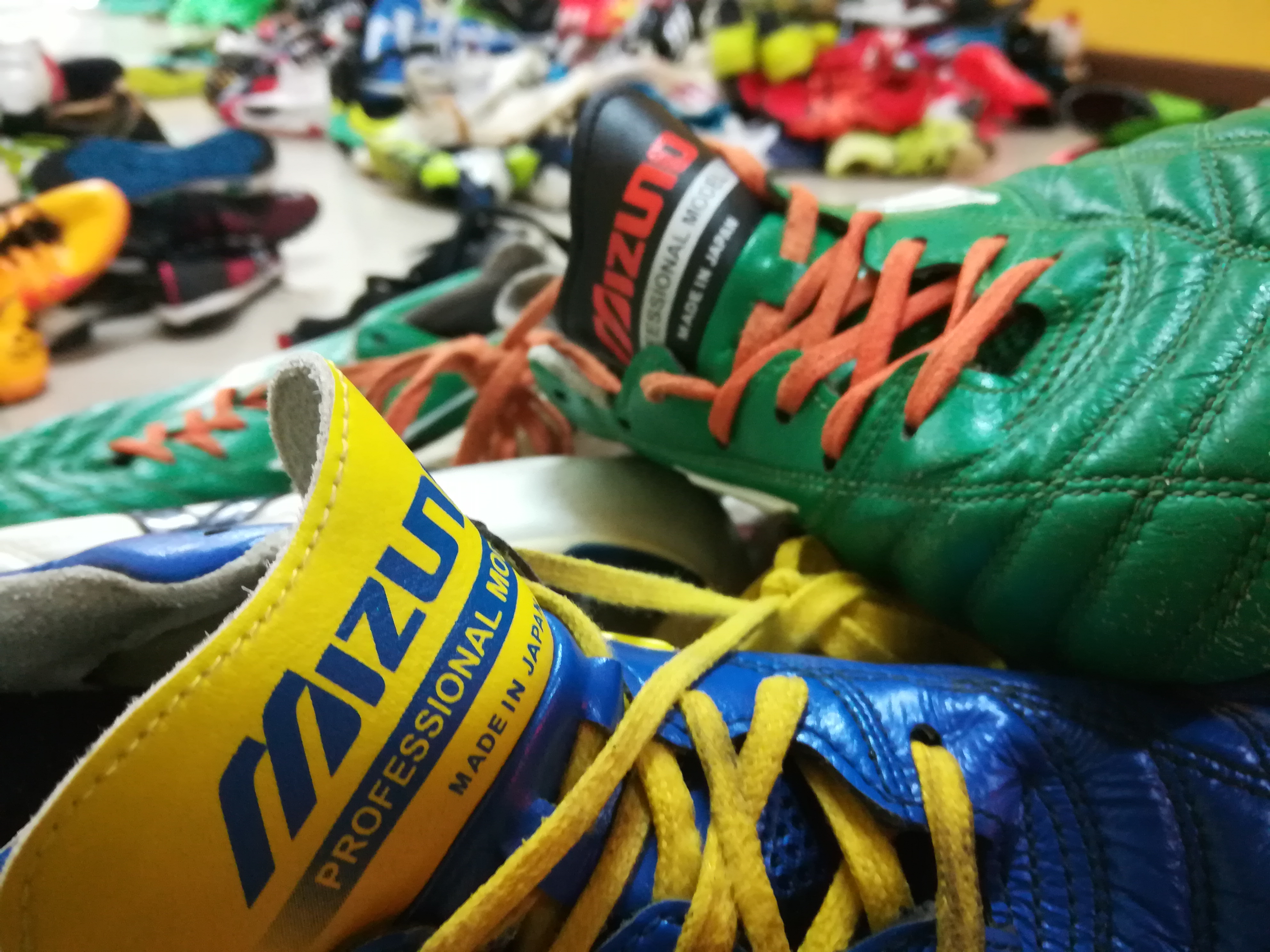 รองเท้าสตั๊ดเกรดหัวสุดตู้พิเศษ