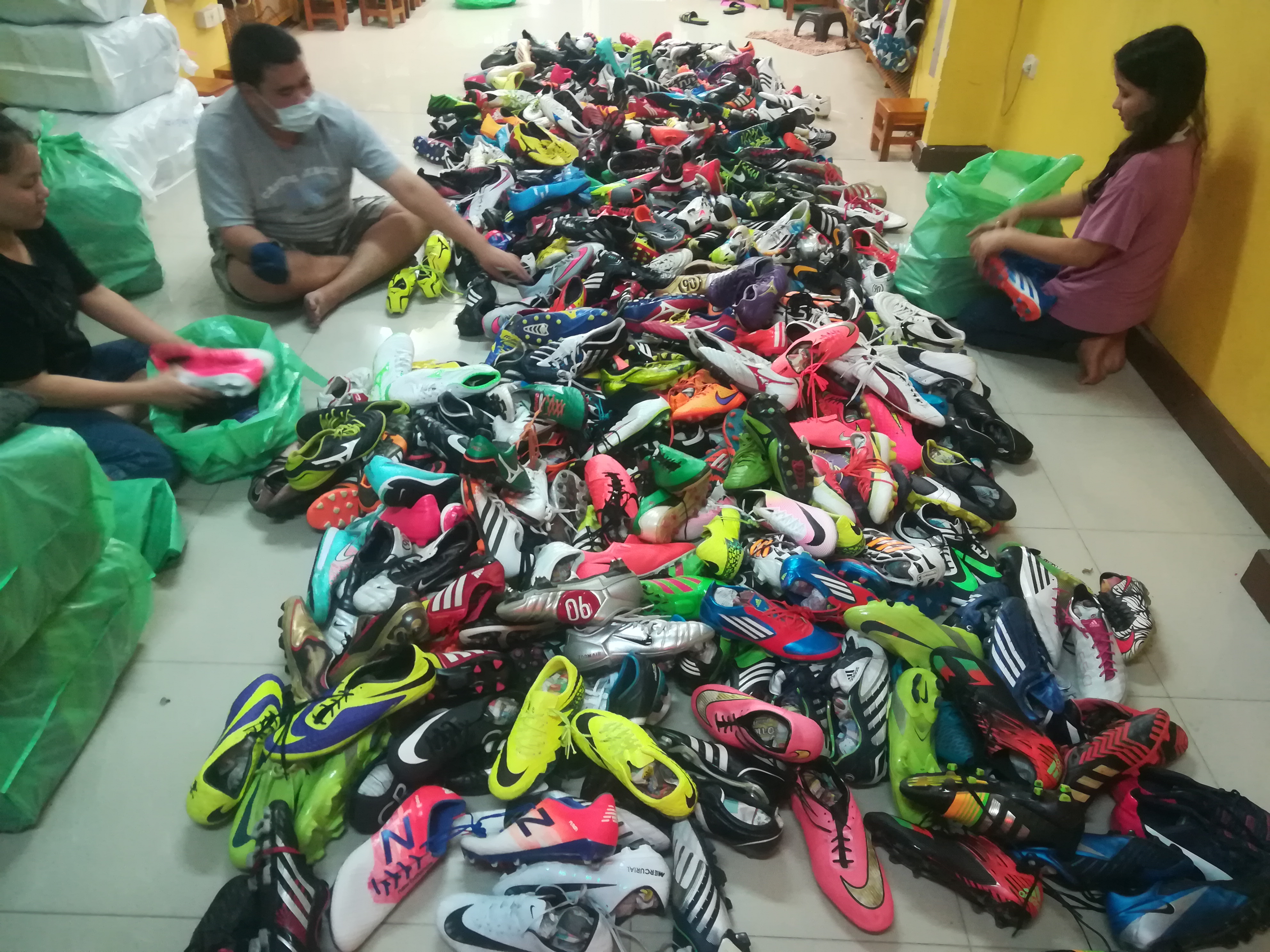 รองเท้าสตั๊ดเกรดหัวสุดตู้พิเศษ