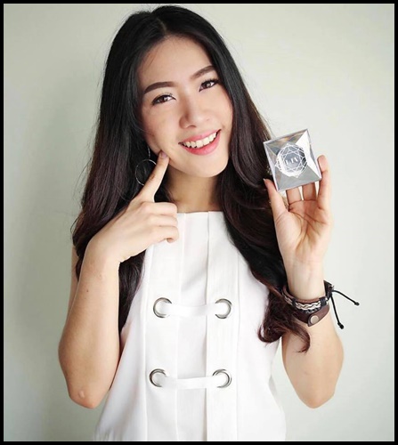 แป้งพัฟวิกกี้ LIV White Diamond Flawless Powder