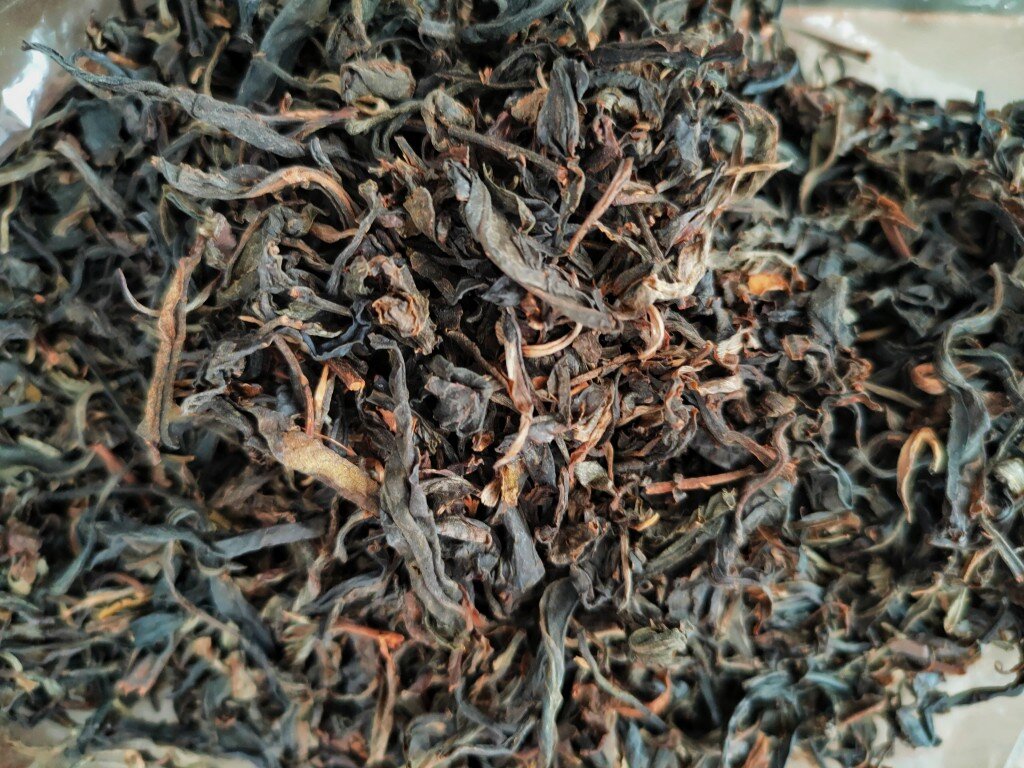 ชาอัสสัมทำมือ Handmade ชาป่าเจริญเติบโตตามธรรมชาติ ขนาด 100 กรัม ชาดำอัสสัม (ใบชาอบแห้ง) ชาอัสสัมดอยลาง ชาออร์แกนิคแท้ 100% จากธรรมชาติ ปลูกบนดอยสูง รสชาติกลมกล่อม หอมละมุน คัดสรรใบชาคุณภาพเยี่ยม ผ่านกรรมวิธีการผลิตที่พิถีพิถัน เพื่อให้ได้ชาอัสสัมที่อร่อย