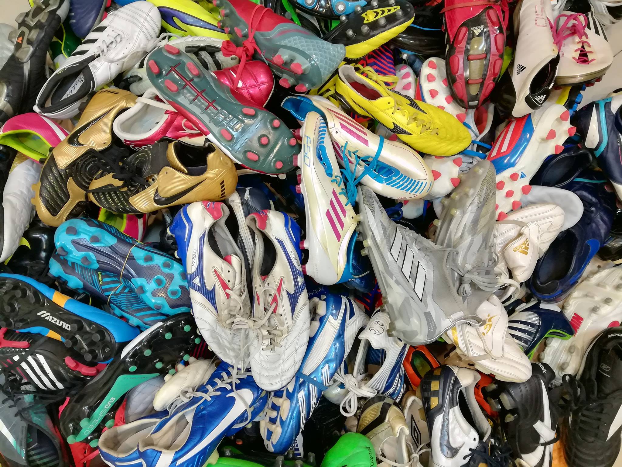 รองเท้าสตั๊ดเกรดหัวสุดตู้พิเศษ