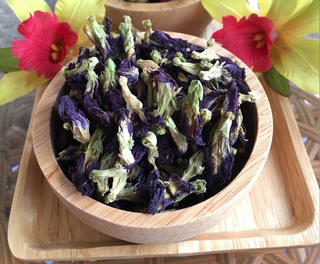 ดอกอัญชัน ดอกอัญชันแห้ง 100 กรัม Butterfly pea 100 g มีฤทธิ์ในการละลายลิ่มเลือด มีส่วนช่วยในการชะลอวัยและริ้วรอยแห่งวัย ต่อต้านอนุมูลอิสระในร่างกาย ช่วยเสริมสร้างภูมิต้านทานให้ร่างกายและเพิ่มพลังงานให้ร่างกาย