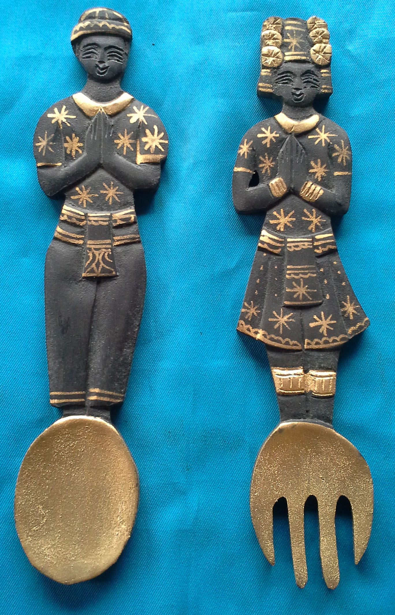 ชายหญิงแกะสลักแขวนผนัง