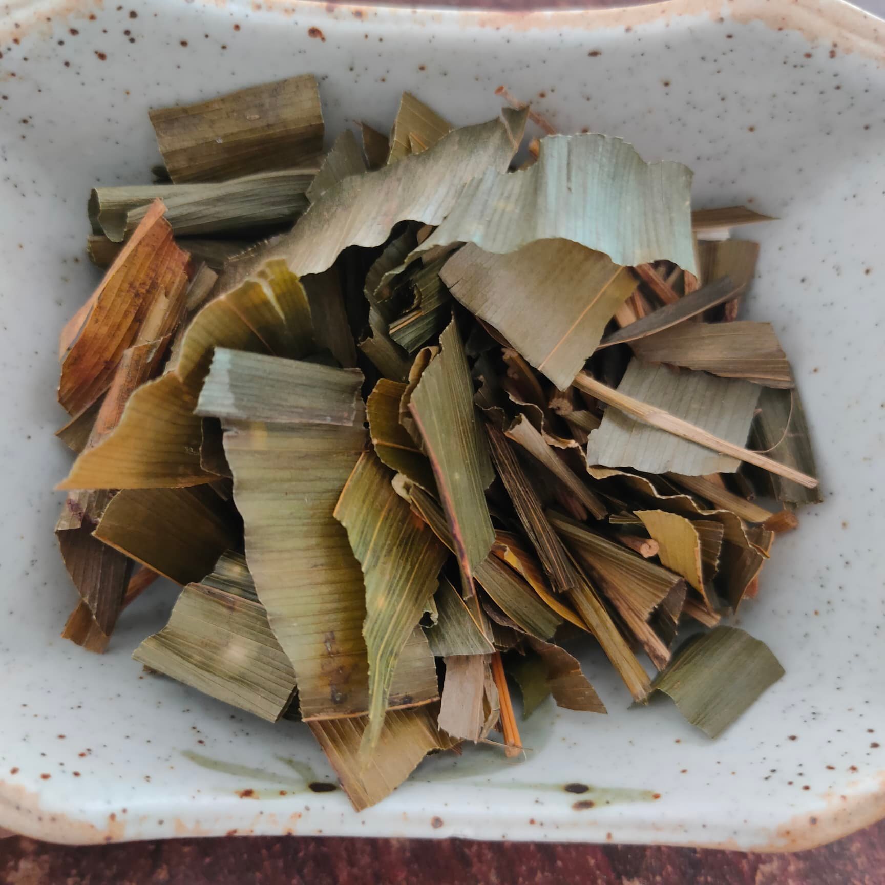 ใบชาปู่เฒ่าทิ้งไม้เท้า น้ำหนัก 100 กรัม ใบปู่เฒ่าลืมไม้เท้า ผู้เฒ่าลืมไม้เท้า สมุนไพรปู่เฒ่าทิ้งไม้เท้าอบแห้ง ใบชา จากยอดดอยอ่างขาง อ.ฝาง จ.เชียงใหม่ ผลิตจากปู่เฒ่าทิ้งไม้เท้าที่อายุมากกว่า 2 ปี บรรเทาอาการปวดหลัง ปวดเอว แก้ร้อนใน ช่วยบำรุงกำลัง ต้านความเ