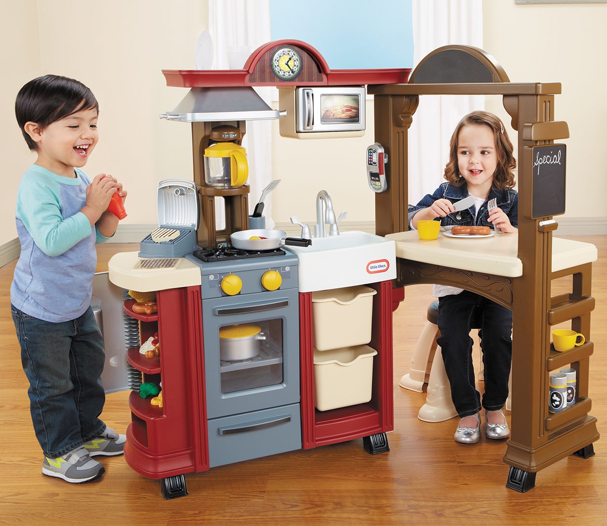 ใหม่ !!! สินค้าพร้อมส่ง ชุดครัวเสมือนจริงพร้อมเคาน์เตอร์บาร์สุดไฮเทค จาก Little Tikes Little Tikes Kitchen & Restaurant ราคา 9,900 บาท