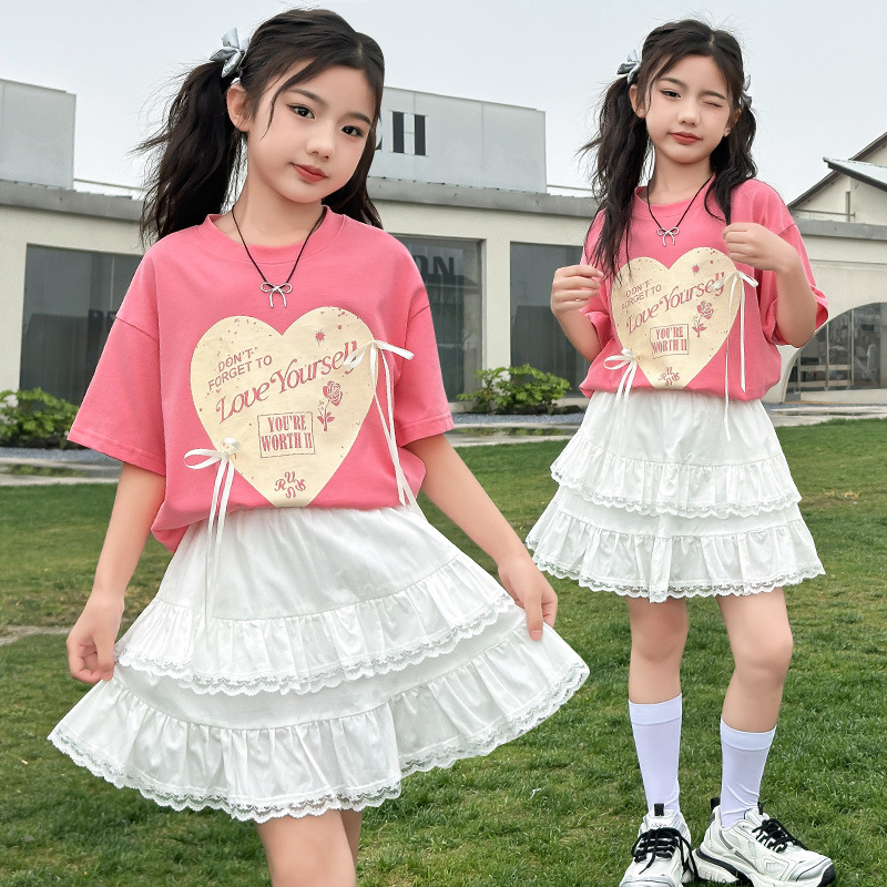 ชุดเซ็ตเสื้อยืดสีชมพูพร้อมกระโปรงสีขาว