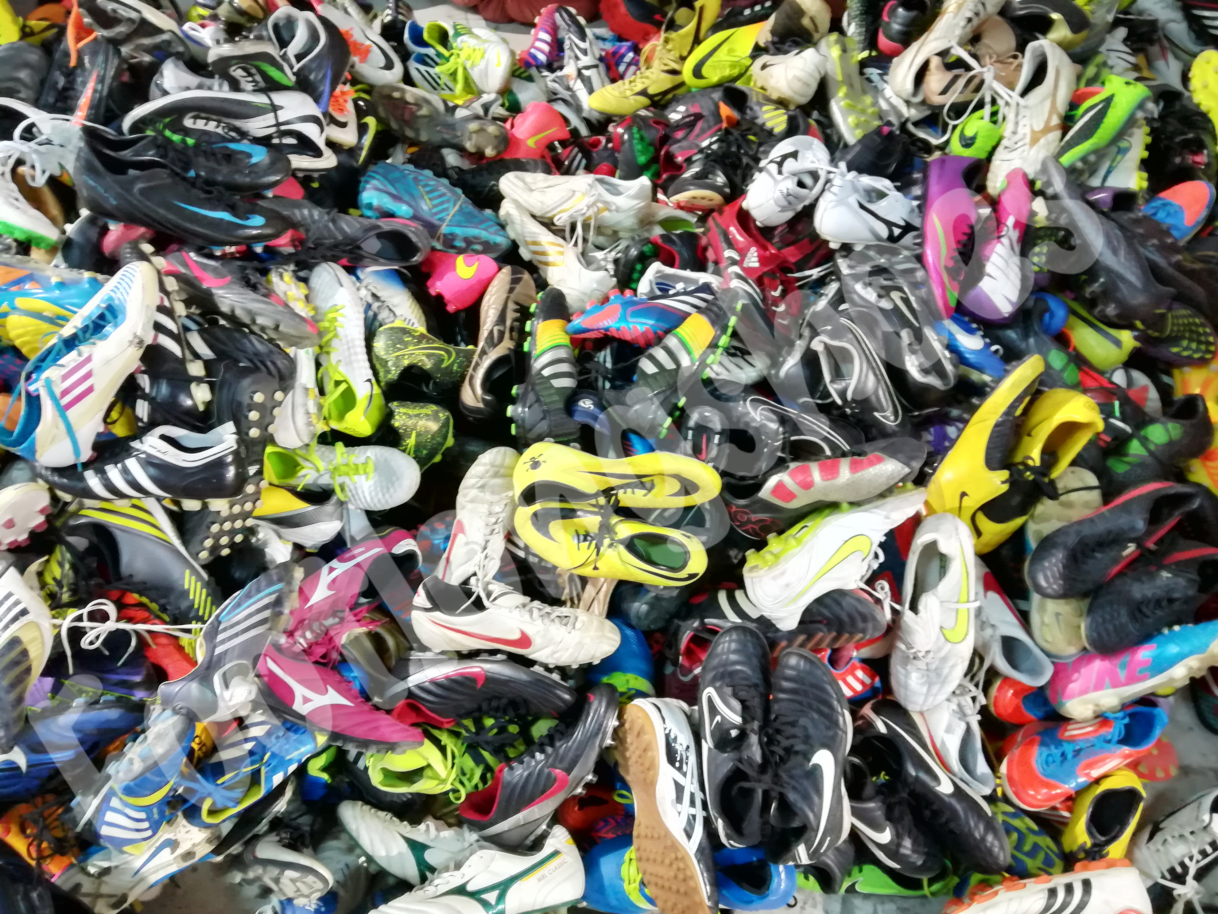 รองเท้าสตั๊ดเกรดหัวสุดตู้พิเศษ