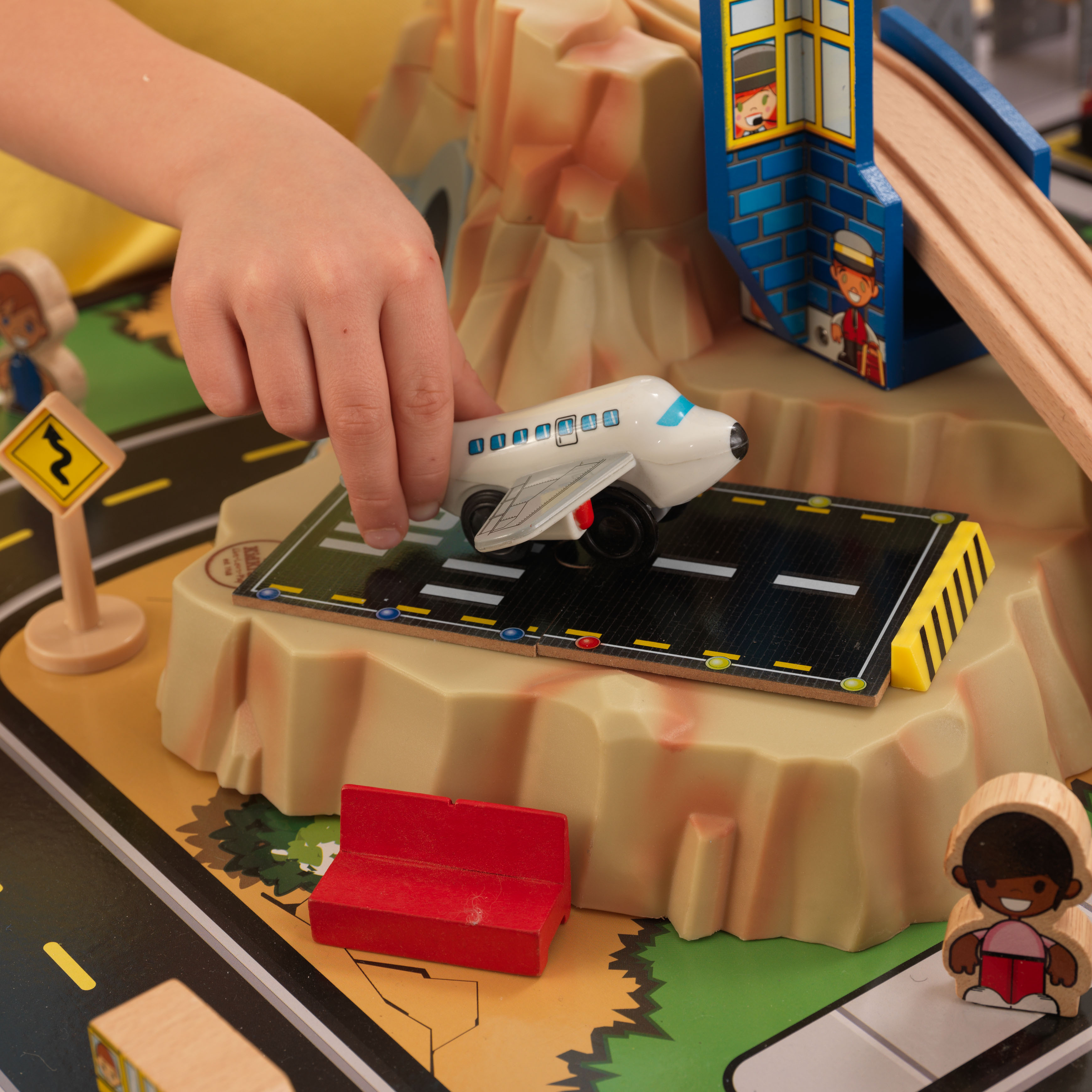 KidKraft Metropolis Train Set and Table โต๊ะเมืองจำลอง รถไฟชุดใหญ่แบบมีลิ้นชักมาพร้อมกับเซทรถไฟพร้อมเล่นทั้งหมด100 ชิ้น นำเข้าจาก USA ของแท้ 100%