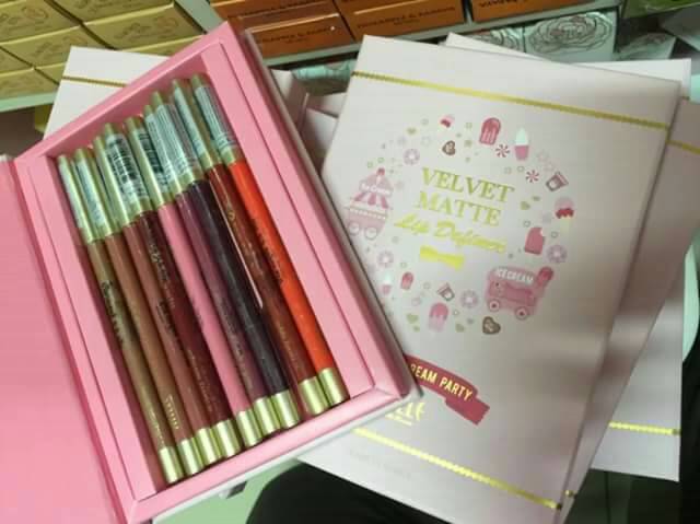VELVET MATTE LIP DEFINER Summer Ice Cream Party Mille ลิปสติกมาในรูปแบบดินสอแบบหมุน