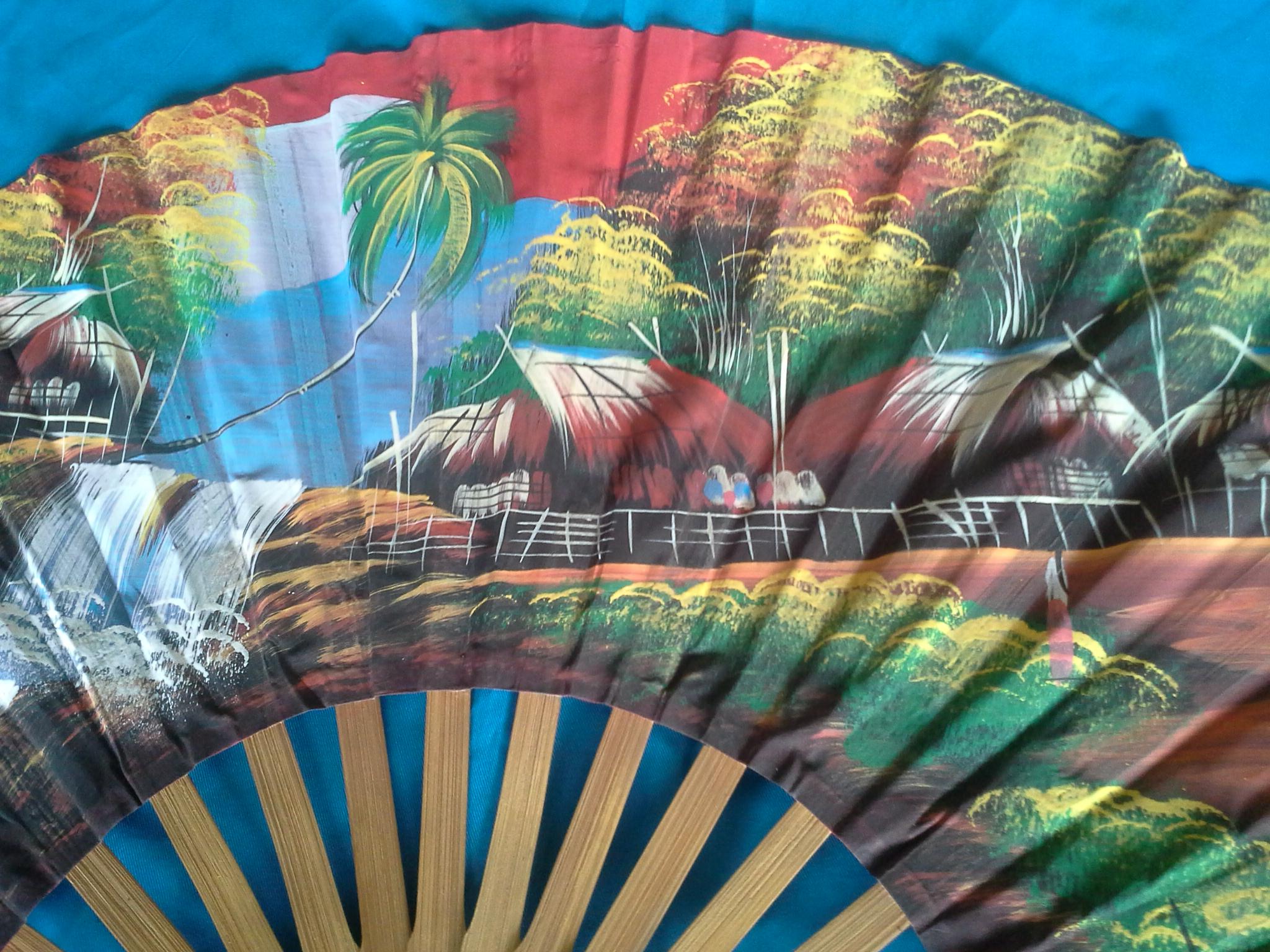 พัดสีแดงลายวิวบ้านน้ำตกขนาดใหญ่ ส่งฟรี