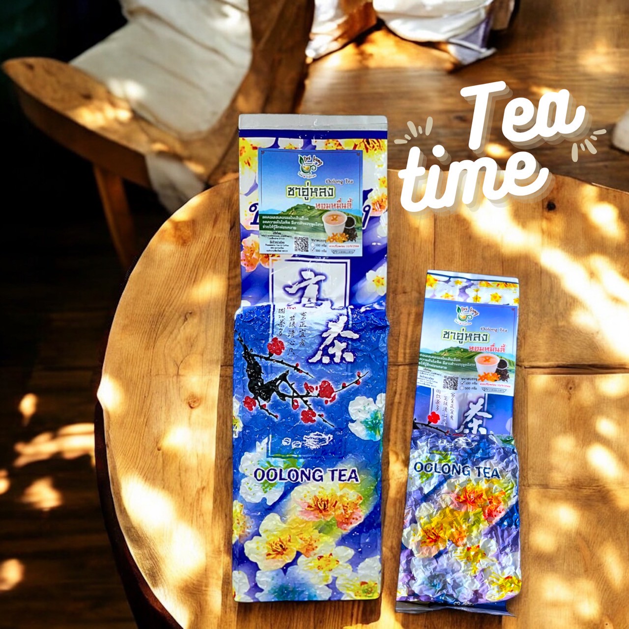 ชาอู่หลงหอมหมื่นลี้ Oolong Tea ขนาด 500 กรัม เป็นชาอู่หลงก้านอ่อนคัดพิเศษ รสชาติกลอมกล่อม ชุ่มคอที่สุด อบผสมดอกหอมหมื่นลี้ซึ่งเป็นดอกไม้ที่มีความหอมเป็นอย่างมาก ทำให้หอมหวานผ่อนคลายเข้ากันได้ดีกับรสชาอู่หลง รับประกันความพอใจ