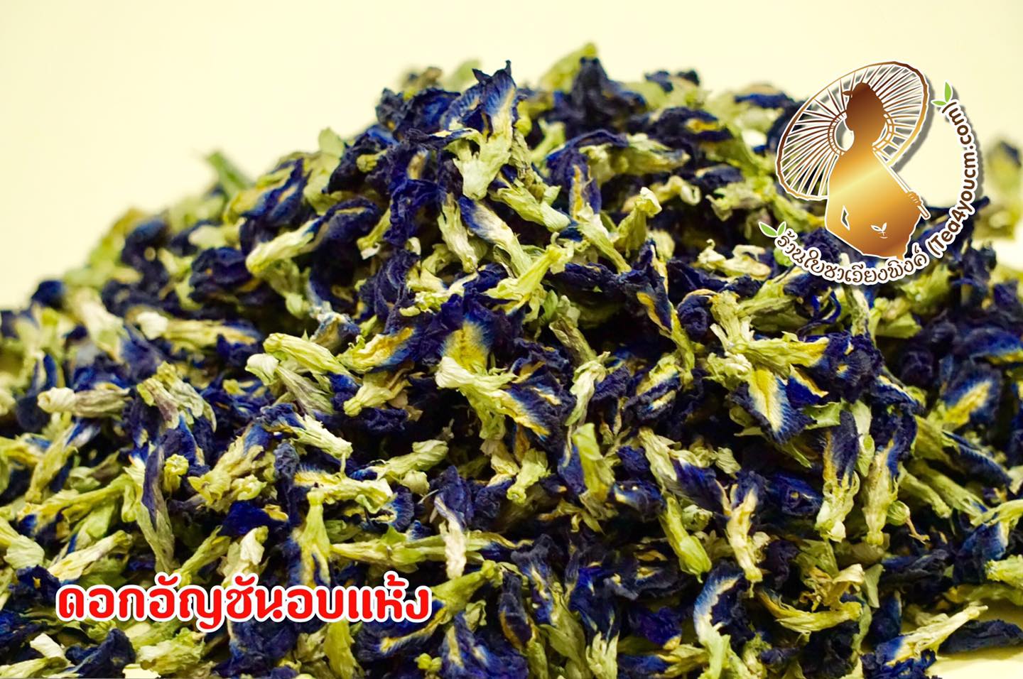 ชาดอกอัญชัน อัญชันใบเตยแช่น้ำร้อน Blue Butterfly Pea ดื่มด่ำกับความหอมละมุน และคุณประโยชน์มากมาย กับชาดอกอัญชัน ผลิตจากดอกอัญชัน 100% ธรรมชาติ ปลอดภัย Made from 100% natural butterfly pea flowers, safe for consumption.
