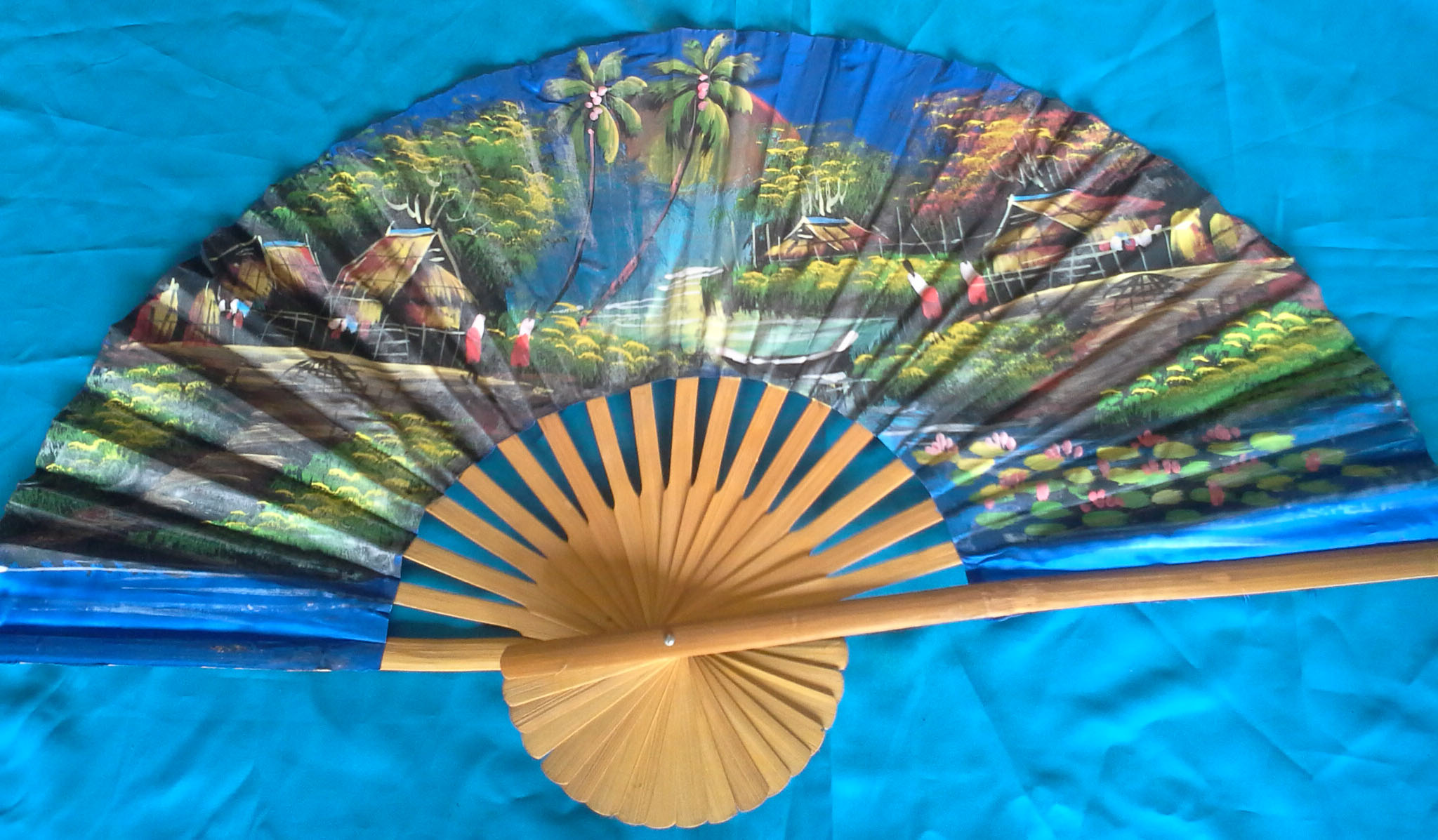 พัดสีน้ำเงินลายวิวบ้านน้ำตกส่งฟรี