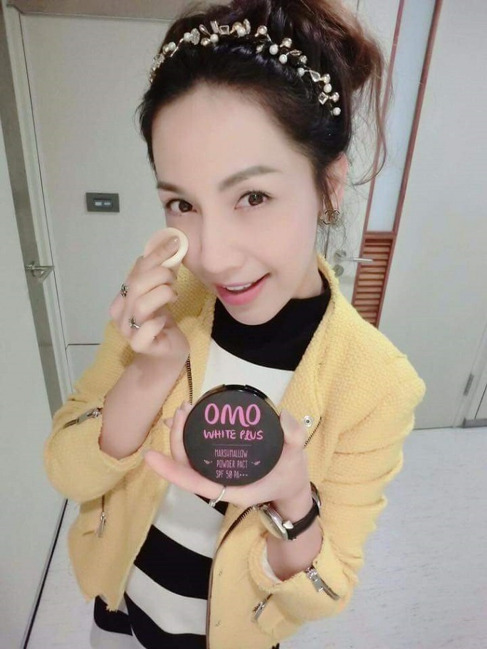 แป้งดินน้ำมันโอโม่ ไวท์พลัส MARSHMALLOW POWDER PACT SPF 50 PA+++