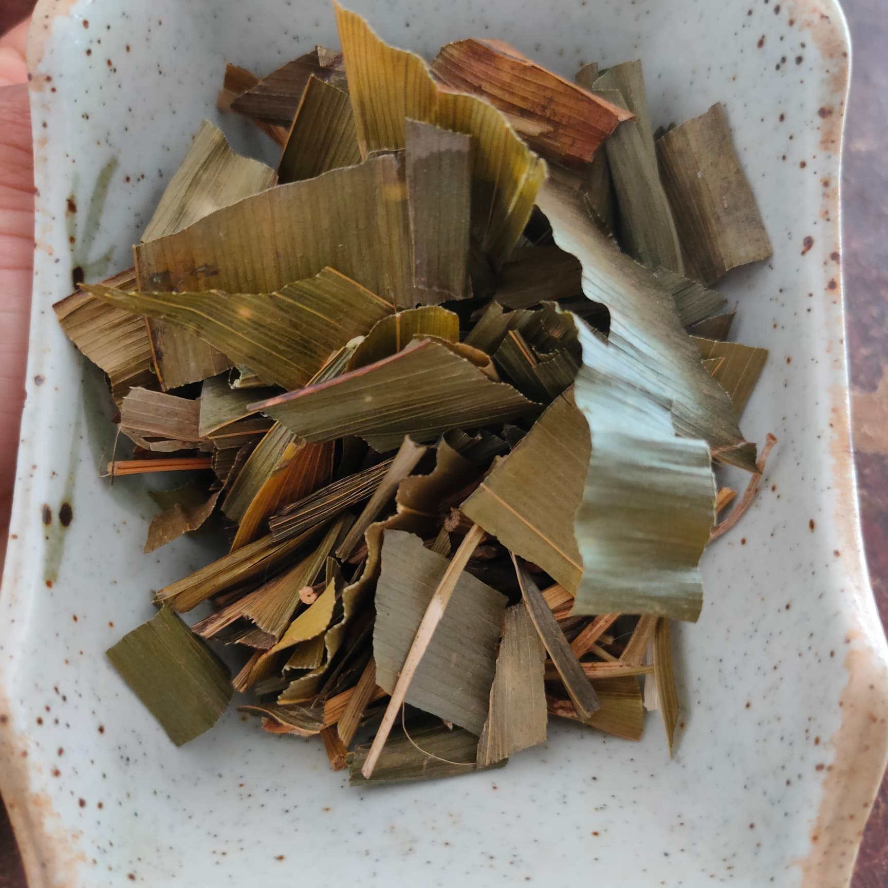 ใบชาปู่เฒ่าทิ้งไม้เท้า น้ำหนัก 100 กรัม ใบปู่เฒ่าลืมไม้เท้า ผู้เฒ่าลืมไม้เท้า สมุนไพรปู่เฒ่าทิ้งไม้เท้าอบแห้ง ใบชา จากยอดดอยอ่างขาง อ.ฝาง จ.เชียงใหม่ ผลิตจากปู่เฒ่าทิ้งไม้เท้าที่อายุมากกว่า 2 ปี บรรเทาอาการปวดหลัง ปวดเอว แก้ร้อนใน ช่วยบำรุงกำลัง ต้านความเ