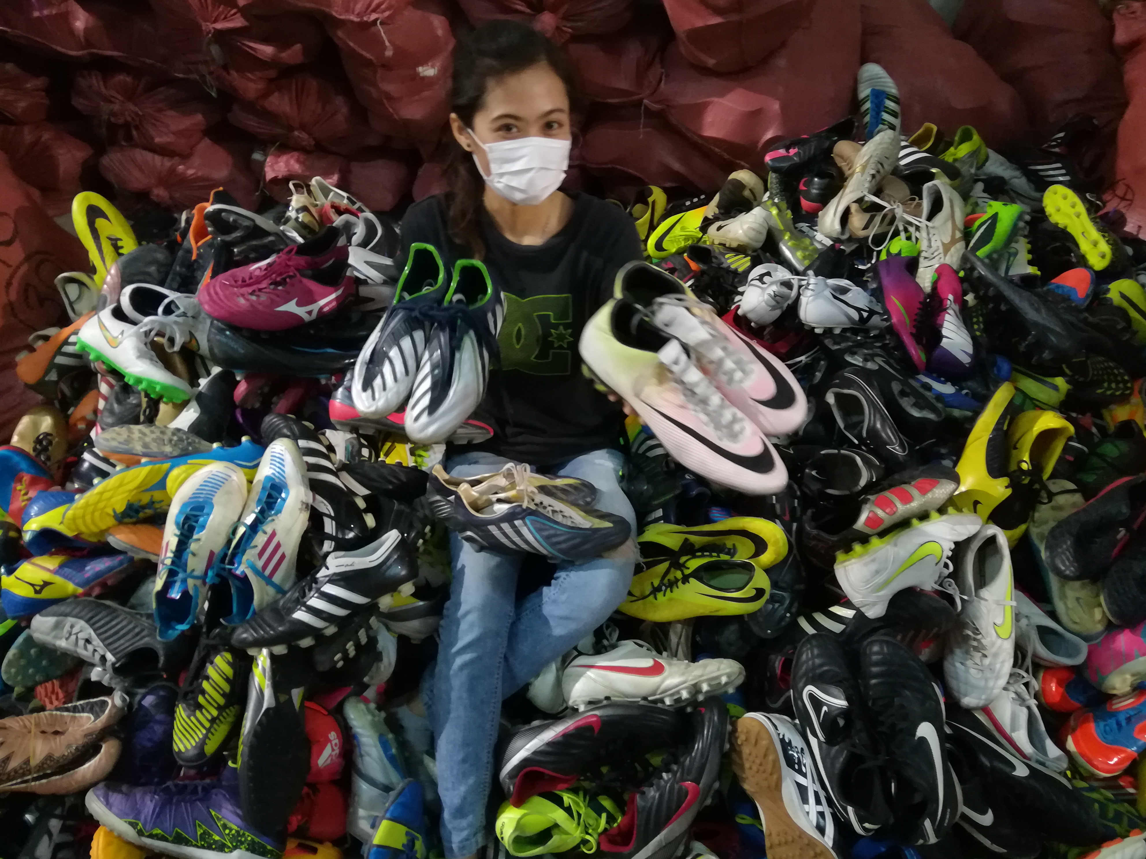 รองเท้าสตั๊ดเกรดหัวสุดตู้พิเศษ