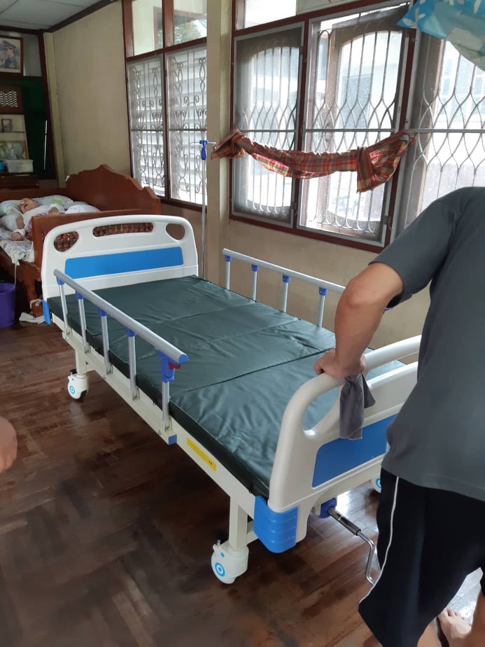 เตียงผู้ป่วย2ไกร์ ฟรี! ที่นอน,ถาดรองอาหาร,เสาน้ำเกลือ