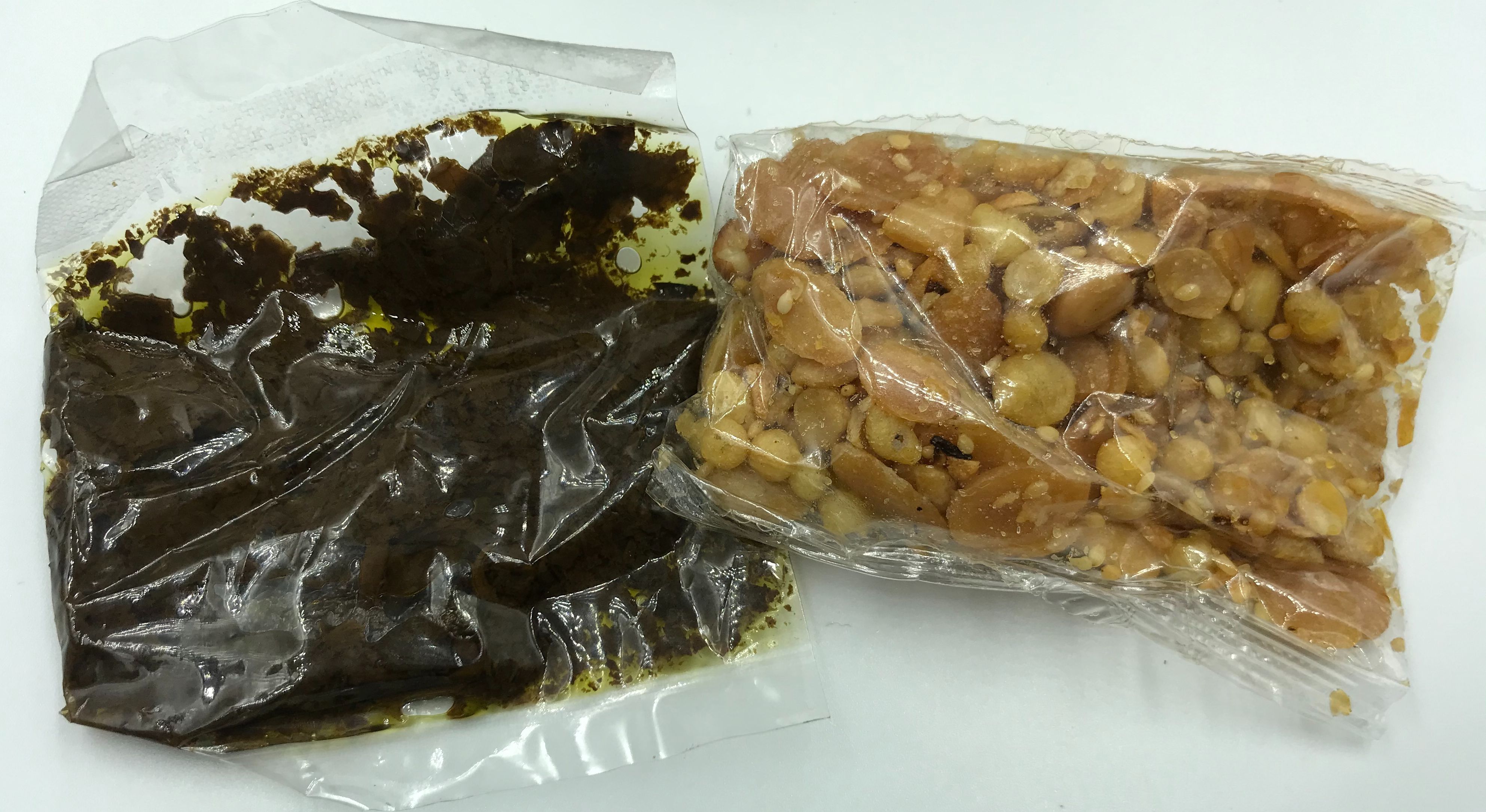 เลอะเพ็ตโตะ สีชมพู Lephet and Assorted Fries (ถั่วรวม 1 ถุง ใบเมี่ยง 1 ถุง) ยำใบชา เมี่ยงยำ เมี่ยงพม่า เมี่ยงยำถั่วรวม ลักษณะเป็นใบเมี่ยงบดน้ำ Hot and Sour