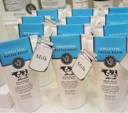 โฟมล้างหน้าน้ำนม (Scentio Milk Plus Whitening Q10 Facial Foam)