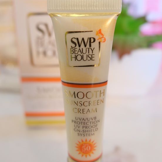 ครีมกันแดด SWP Smooth Sunscreen Cream แพ็คเก็จใหม่ (SWP Beauty House Smooth Sunscreen Cream)