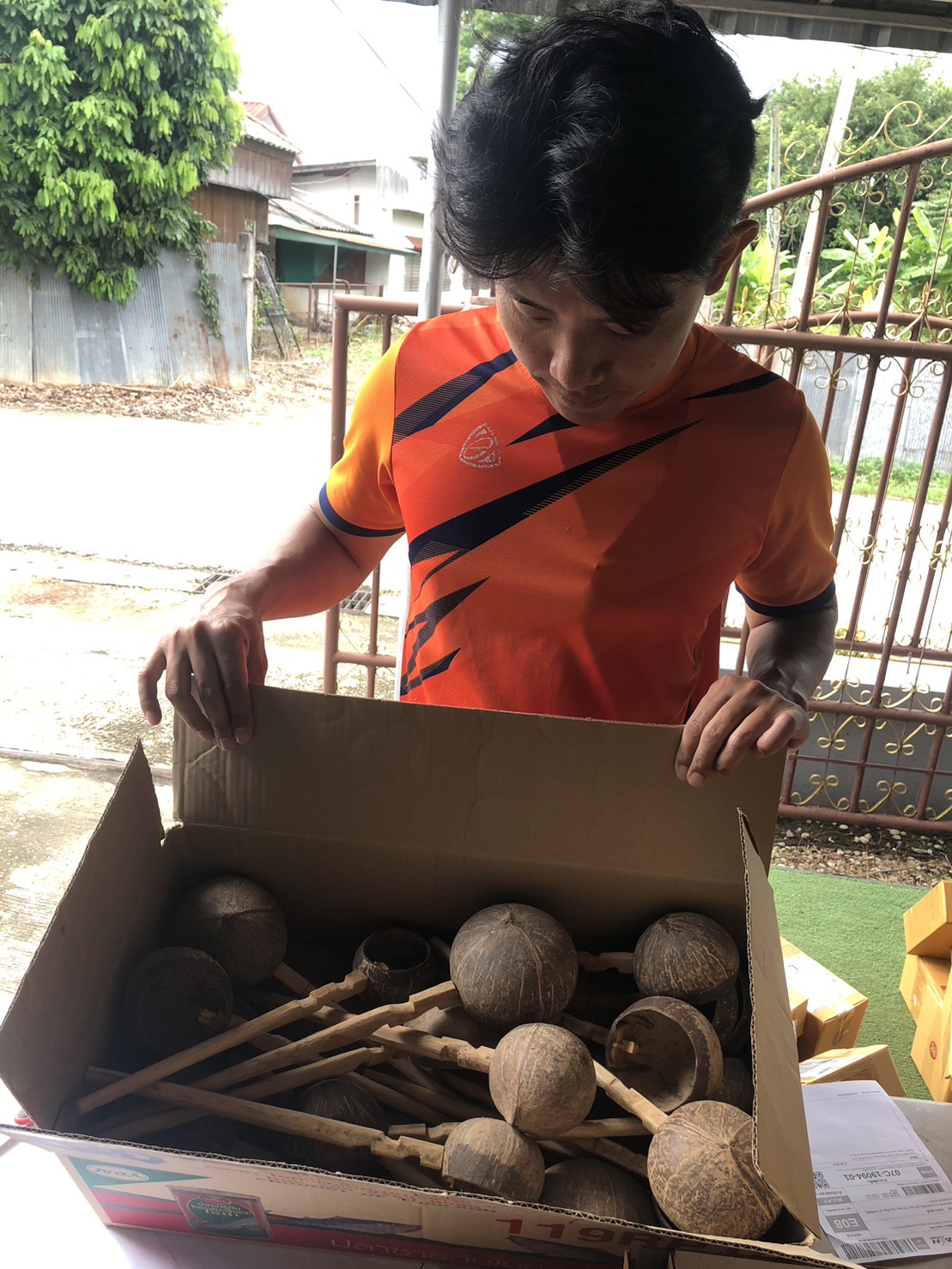กระบวยตักน้ำกะลา คนเมือง Hand made งานไม้ กระบวยตักน้ำ งานฝีมือ กระบวยตักน้ำ กะลามะพร้าว Dipper made from coconut shell กระบวยกะลาด้ามยาว สินค้างานฝีมือราคาถูก คุณภาพดี สินค้าแฮนด์เมด งานฝีมือ Handmade