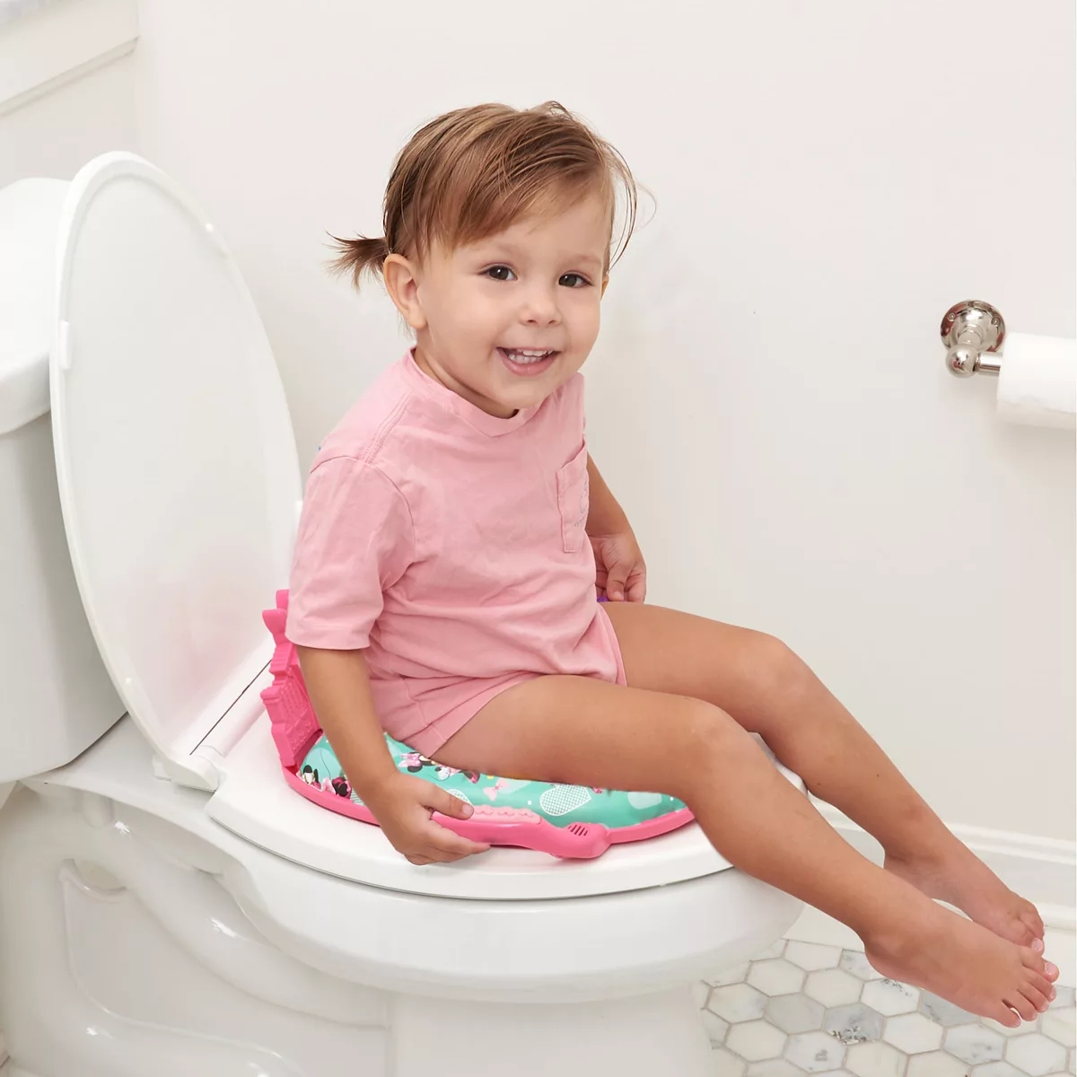 เบาะรองชักโครกเด็ก Disney's Minnie Mouse "Sweet Chic" Deluxe Soft Potty Seat with Sound ราคา 1,1900 บาท