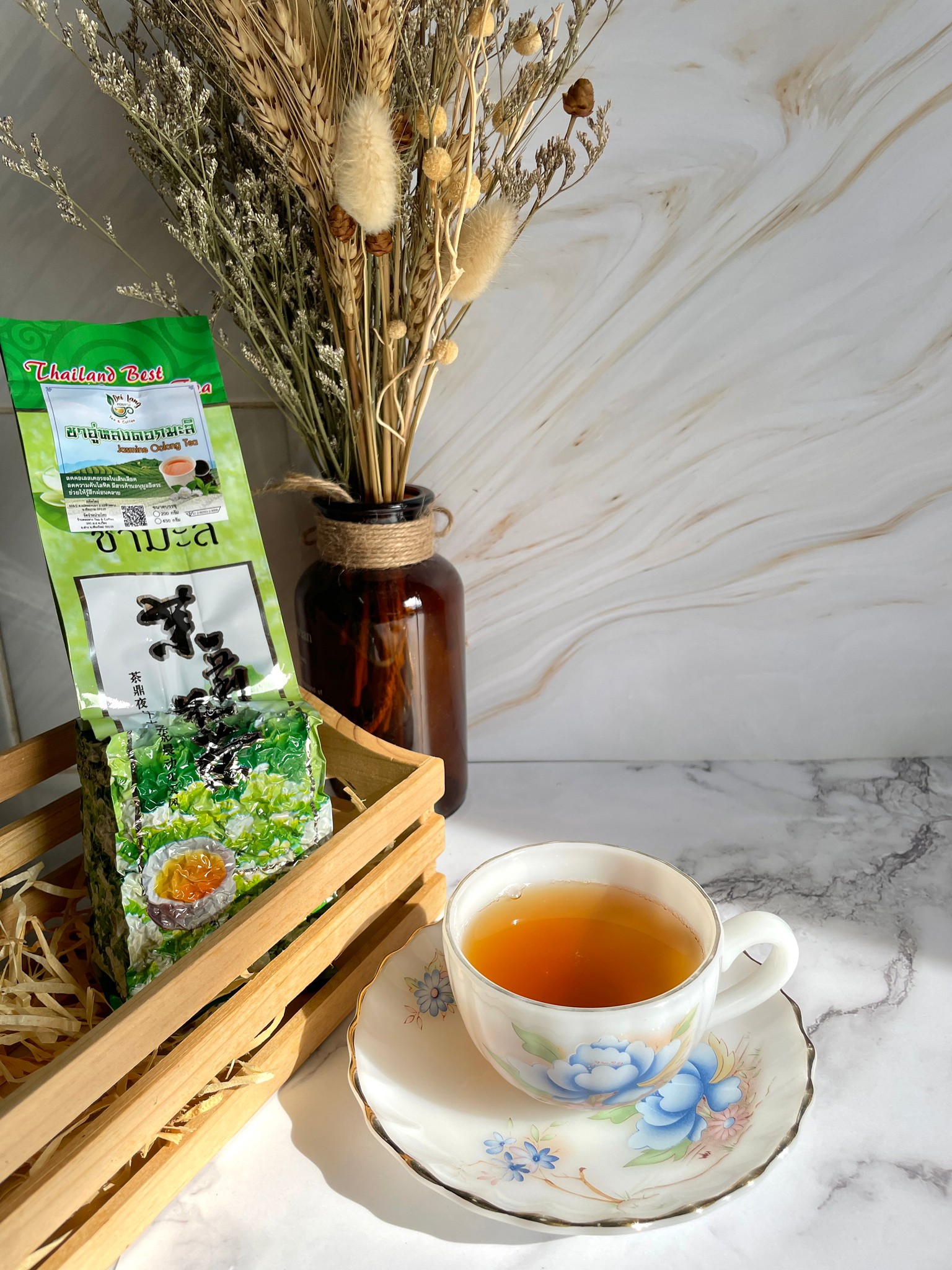 ชาอู่หลงมะลิ ขนาด 200 กรัม อู่หลงมะลิ ชาอู่หลงอบดอกมะลิ ดอยแม่สลอง Jasmine OOlong Tea ชาอู่หลงผสมดอกมะลิ ผสมผสานดอกมะลิอบแห้งแท้ในชาอู่หลง จึงได้ความหอมของชา และกลิ่นหอมจากดอกมะลิ ได้ทั้งสรรพคุณจากชาอู่หลง และผสานกับดอกมะลิ Organic Oolong with Jasmine