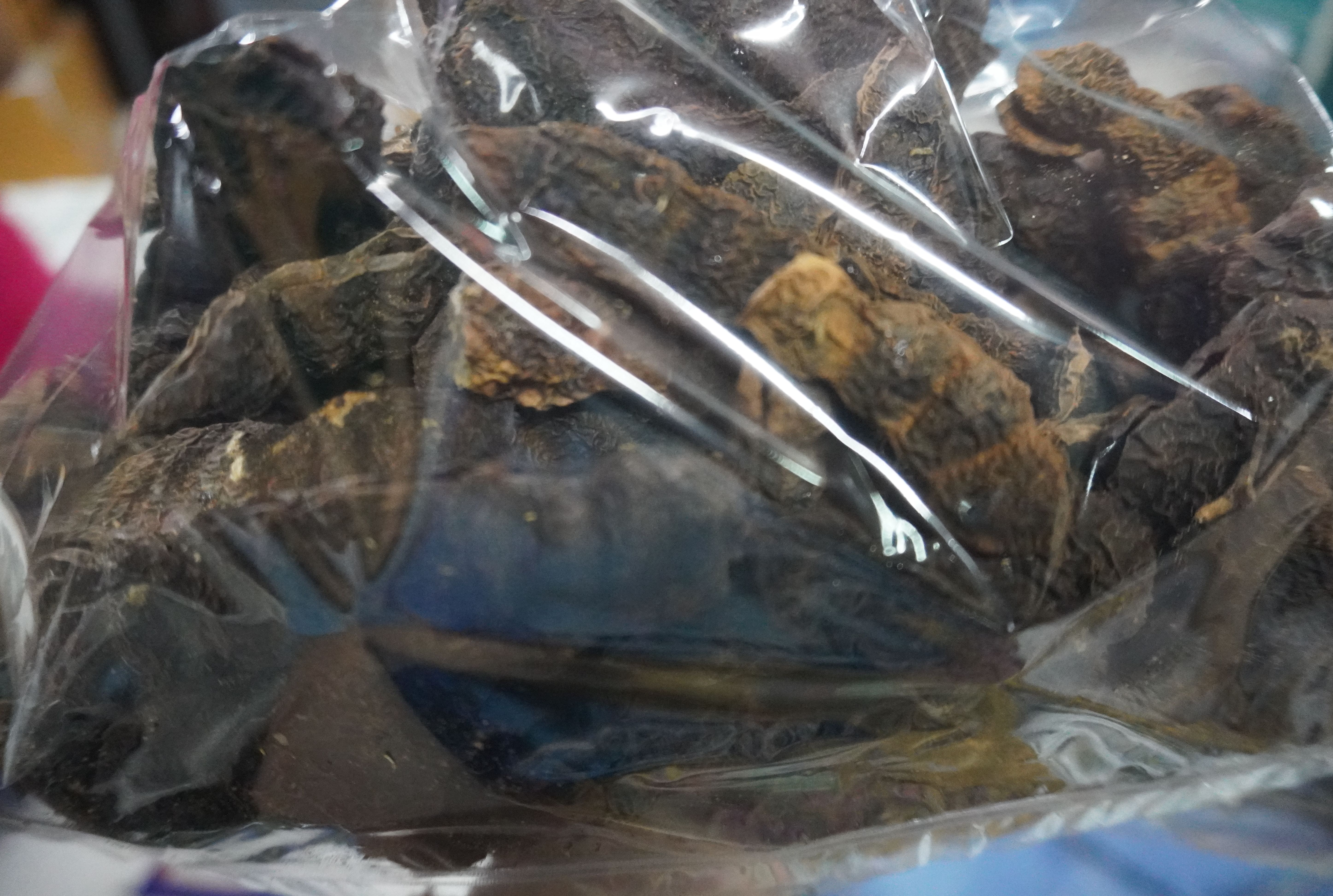 ส้มป่อย(แห้ง) 500 กรัม ครึ่งกิโล ฝักส้มป่อย ฝักส้มป่อยแห้ง Soap Podส้มป่อย สรรพคุณแก้ไข้จับสั่นหรือไข้มาลาเรียแก้ไอขับเสมหะ แก้เสมหะ ด้วยการนำมาต้มกับน้ำดื่ม ในด้านของความเชื่อส้มป่อยถือเป็นไม้ศักดิ์สิทธิ์ของชาวล้านนา โดยชาวบ้านจะใช้ฝักในพิธีกรรมทำน้ำมนต์