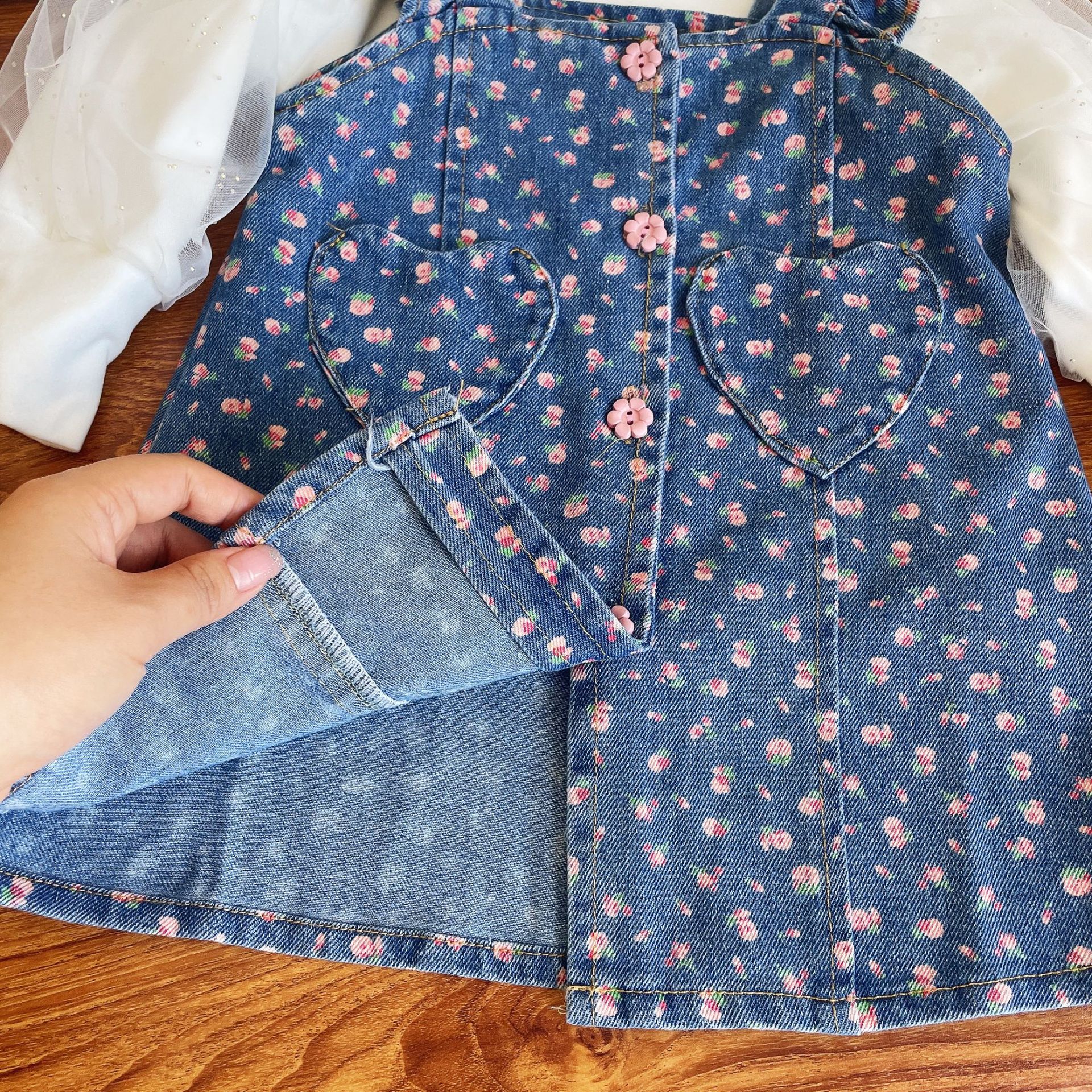 ชุดเซ็ตเสื้อยืดแขนยาวสีขาว+เอี๊ยมกระโปรงยีนส์