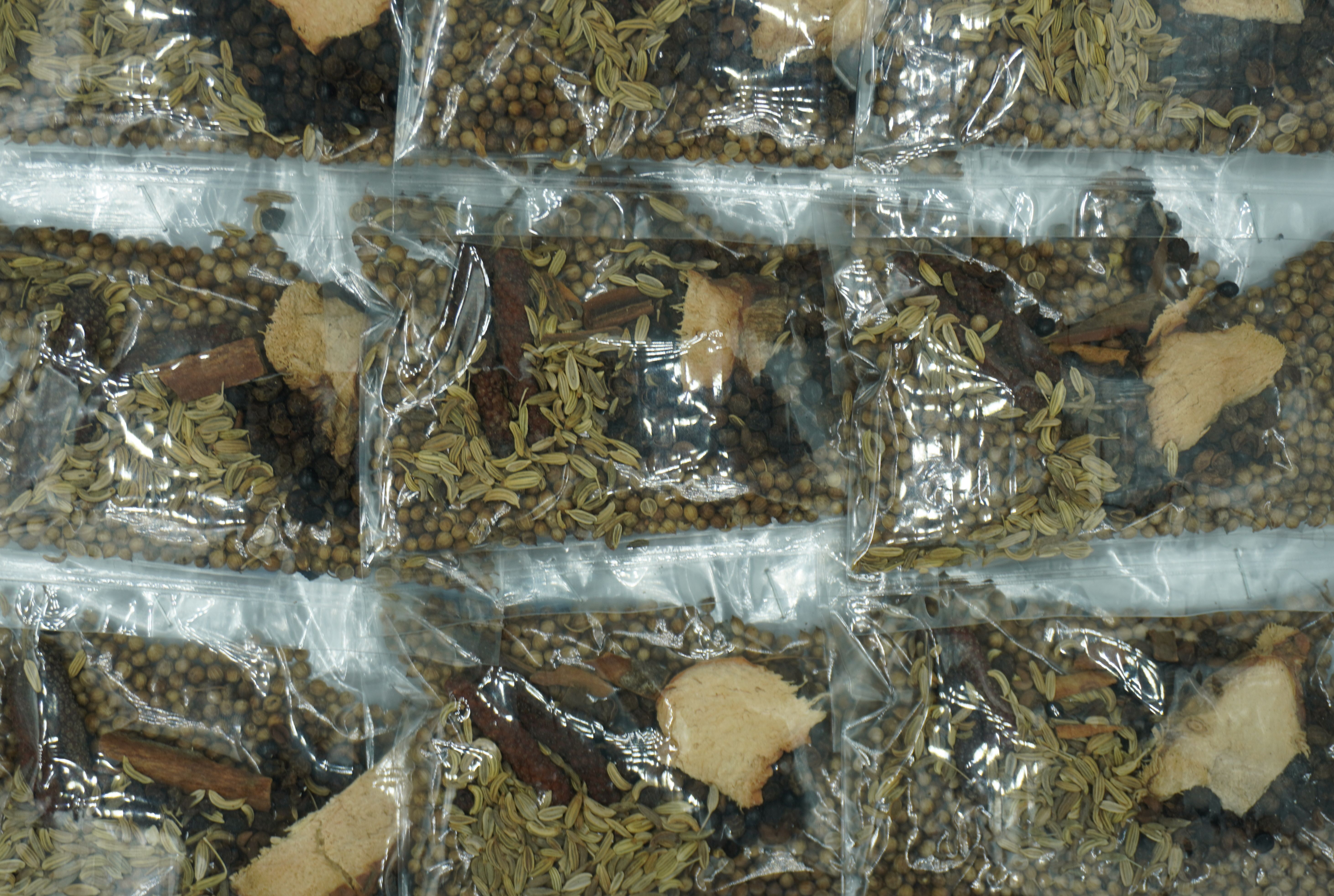 เครื่องเทศ จำนวน 1 แผง มี 10 ห่อ เครื่องพะโล้ เครื่องก๋วยเตี๋ยว เครื่องเทศ ชุดพะโล้ ผงพะโล้ เครื่องพะโล้ สามารถนำไปทำอาหารได้หลากหลายเมนูต้ม ตุ๋นยาจีน