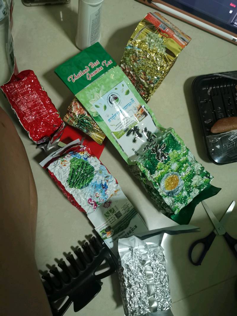 ชาอู่หลงนม ขนาด 500 กรัม Milk Oolong อู่หลงกลิ่นนม Oolong Tea ผ่านมาตรฐาน อย. หอมนุ่ม ๆ ให้ความรู้สึกผ่อนคลาย ดื่มแล้วสดชื่น ชาอู่หลงที่ได้ทั้งรสชาติของชาและนม สามารถดื่มด่ำได้โดยไม่ต้องใส่นมเพิ่ม น้ำชาจะค่อนข้างมีรสชาติของชาครับ ไม่จืดไม่จาง