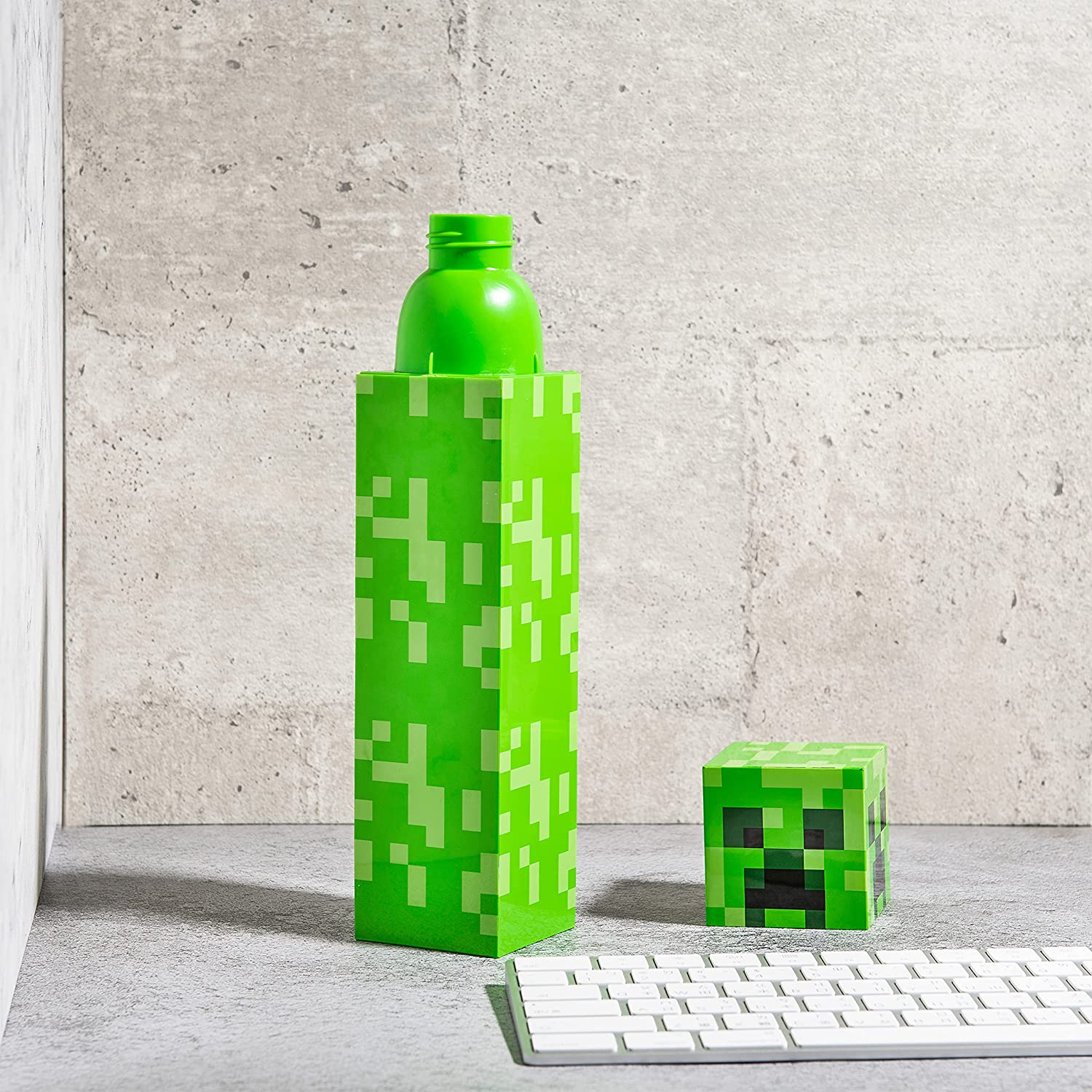ขวดน้ำทรงสี่เหลี่ยม Zak Designs Creeper Minecraft (22oz, พลาสติก, Non BPA) ราคา 1190 - บาท