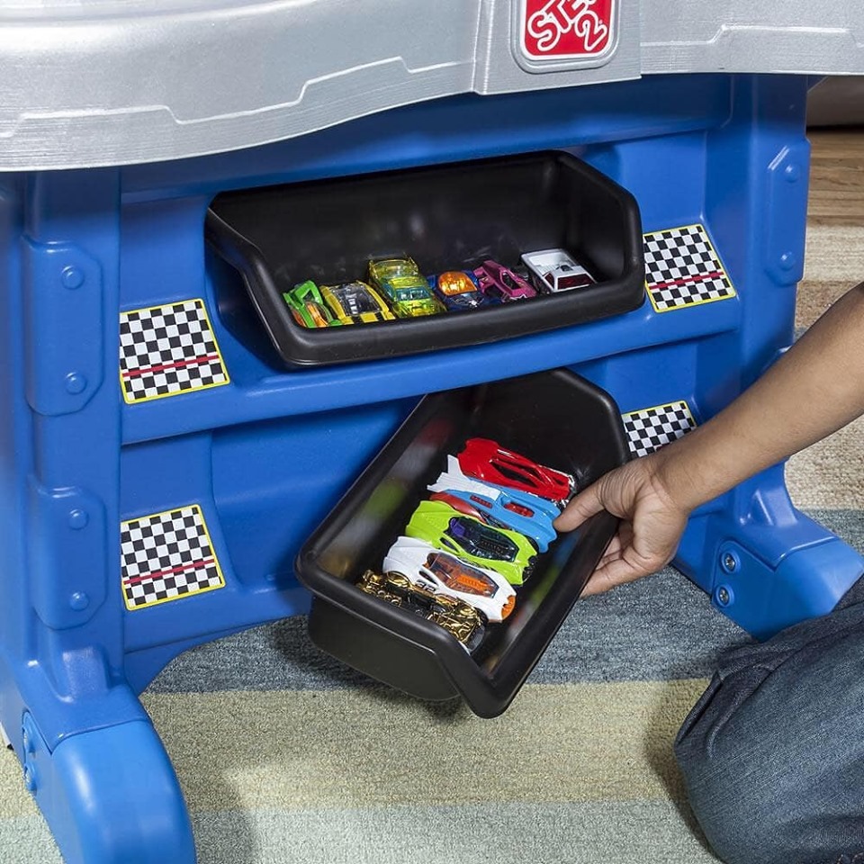 Hot Wheels™ Road Rally Raceway โต๊ะรถแข่ง Step2 นำเสนอรถแข่งขนาดเล็ก ในการแข่งรถแบบ Hot Wheels ™ ราคา 5,490 บาท