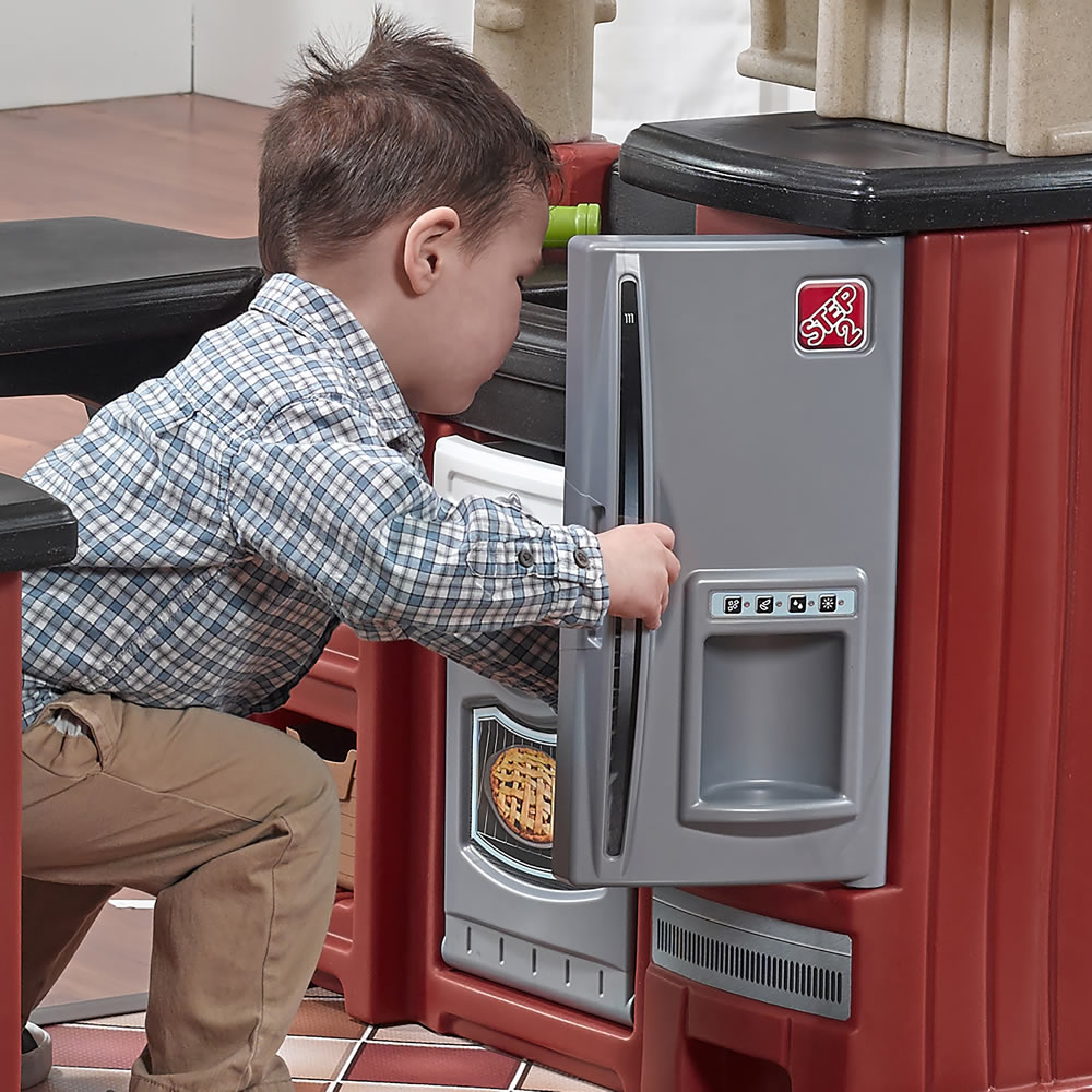 พร้อมส่งค่ะ! Step2 Grand Walk-In Kitchen ครัวชุดใหญ่พร้อมอุปกรณ์เสริม 103 ชิ้นช่วยให้เด็กใช้จินตนาการในการทำอาหาร ราคา 19,900 บาท