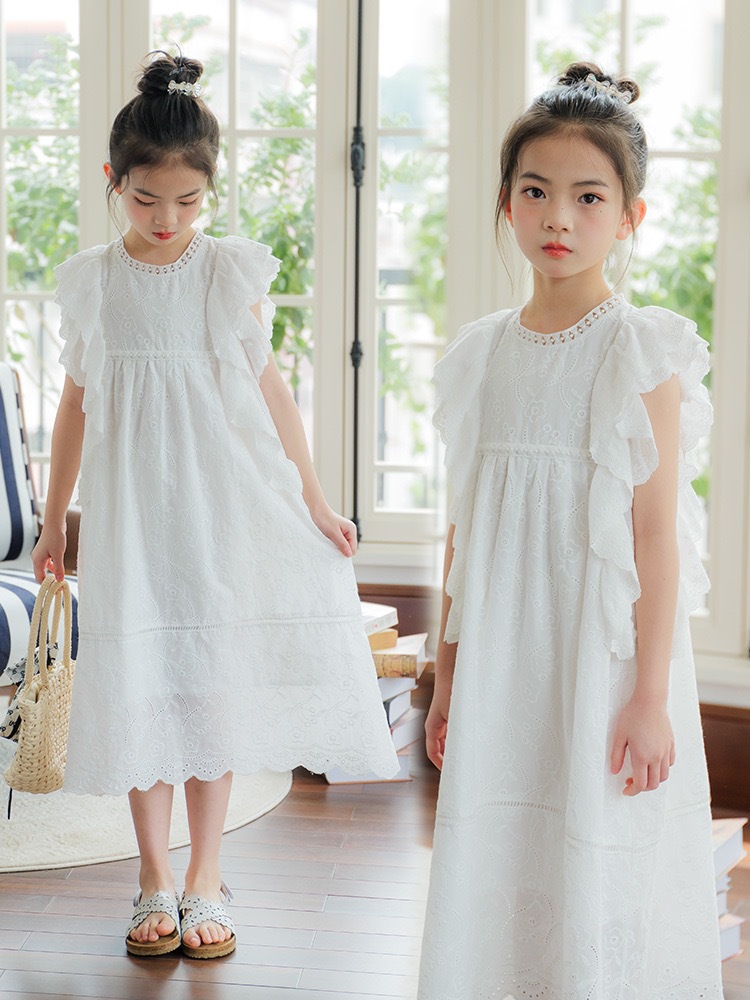 ชุดเดรสลูกไม้สีขาวแขนระบายๆ