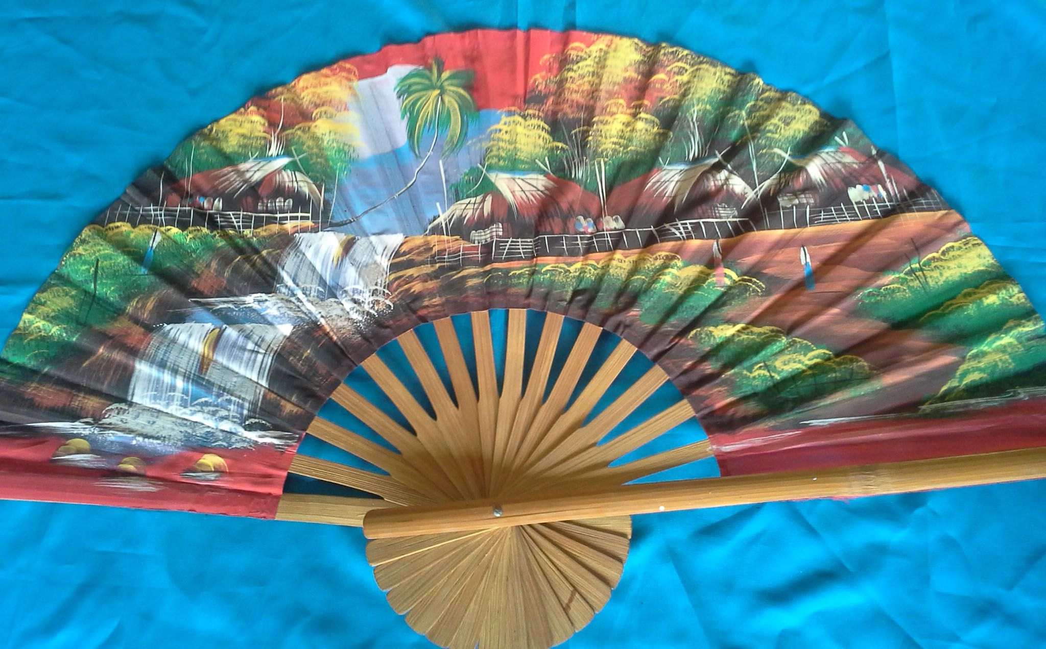 พัดสีแดงลายวิวบ้านน้ำตกขนาดใหญ่ ส่งฟรี