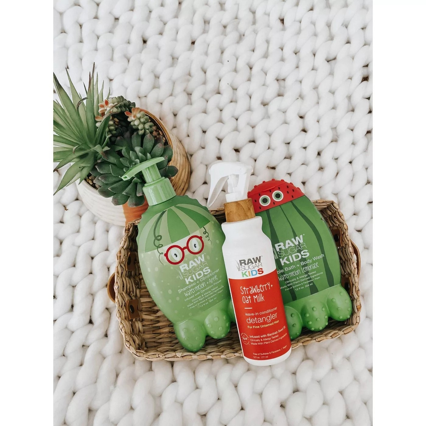 Raw Sugar Kids' 2-in-1 Watermelon + Apple Shampoo & Conditioner - 12 fl oz ราคา : 450 บาท