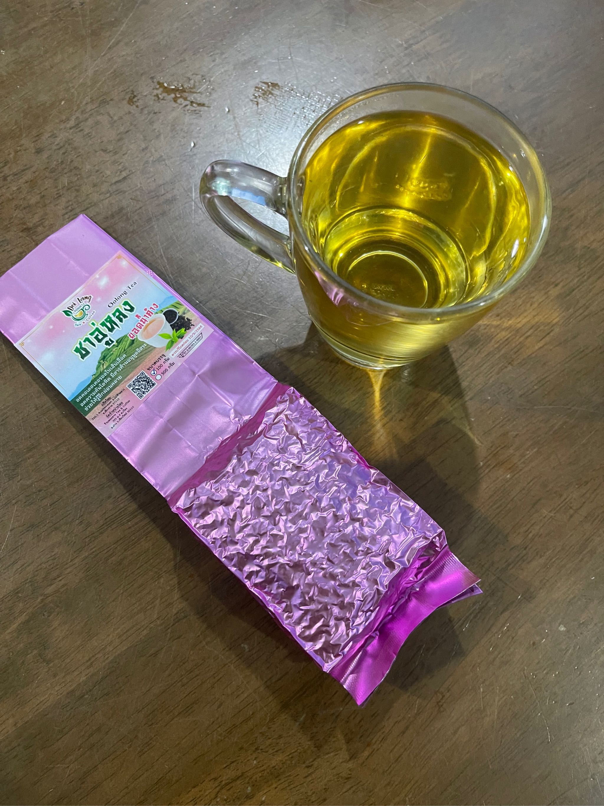 ชาอู่หลงยอดน้ำค้าง ขนาด 100 กรัม ชายอดน้ำค้าง Oolong Tea ชายอดน้ำค้างจะเก็บเฉพาะในตอนเช้าของฤดูหนาว ผลิตจากยอดชาอู่หลงชั้นดี เหมาะสำหรับผู้ที่ชื่นชอบการดื่มชายามเช้าของทุกๆ วัน รับประกันความพอใจ