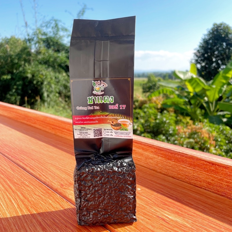 ชาแดง 100 กรัม ชาแดงอู่หลง Oolong Black Tea ผลิตจากยอดอ่อนของชาอู่หลง สีน้ำชาที่ได้จะเป็นสีแดงสว่าง เงา ชาแดง คือ ยอดอ่อนของชาอู่หลงที่ถูกนำมานวดพอให้ผิวนอกช้ำ เพื่อกระตุ้นสารแทนนิน แล้วจึงอบให้แห้ง