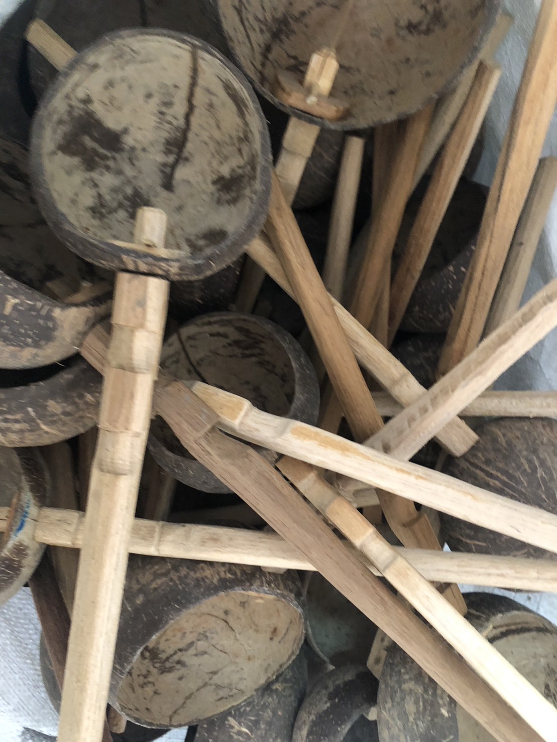 กระบวยตักน้ำกะลา คนเมือง Hand made งานไม้ กระบวยตักน้ำ งานฝีมือ กระบวยตักน้ำ กะลามะพร้าว Dipper made from coconut shell กระบวยกะลาด้ามยาว สินค้างานฝีมือราคาถูก คุณภาพดี สินค้าแฮนด์เมด งานฝีมือ Handmade