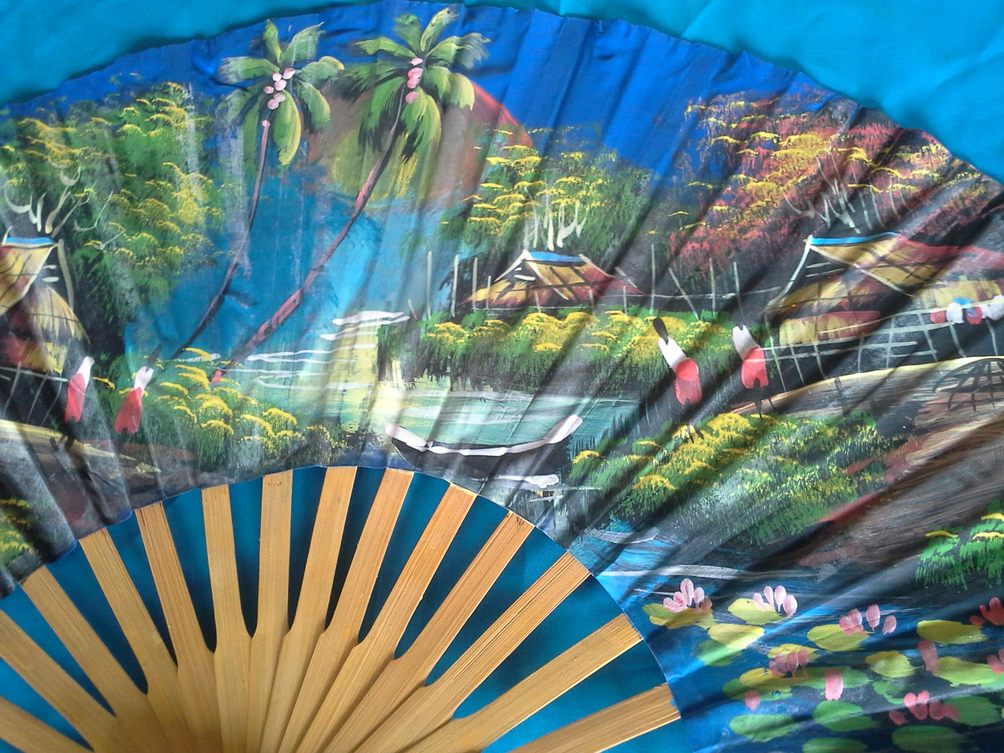 พัดสีน้ำเงินลายวิวบ้านน้ำตกส่งฟรี
