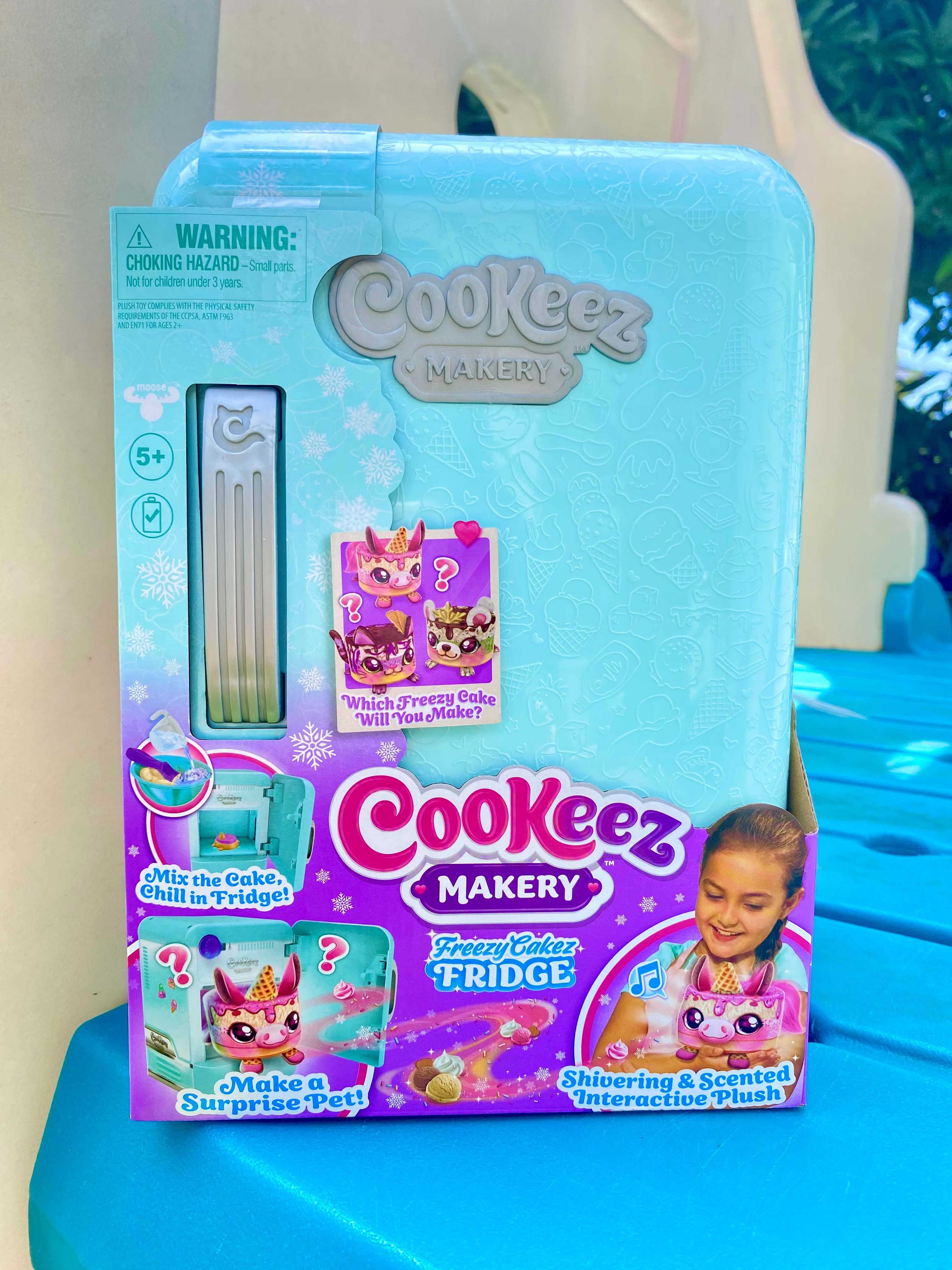 เพิ่งวางจำหน่ายใน🇺🇸 Cookeez Makery 2024 : Freezy Cakez Playset, Scented Plush Characters,- ชุดของเล่น Freezy Cakez ตุ๊กตาตัวการ์ตูนที่มีกลิ่นหอม โต้ตอบได้ อายุ 5 ปี ราคา 2,390 บาท