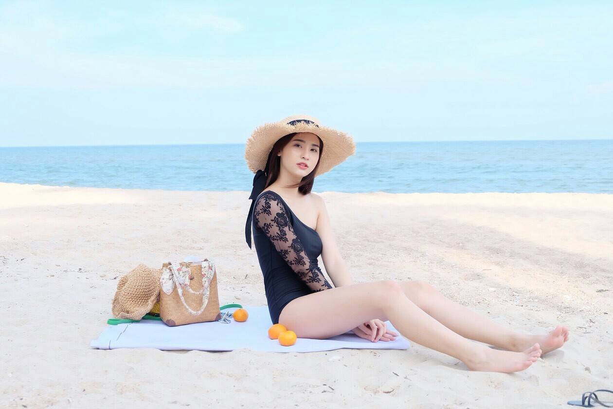 [Free size] รุ่น - Lacy One Piece วันพีชไหล่เดี่ยว แต่งแขนด้วยลูกไม้เกร๋ๆ สีดำ