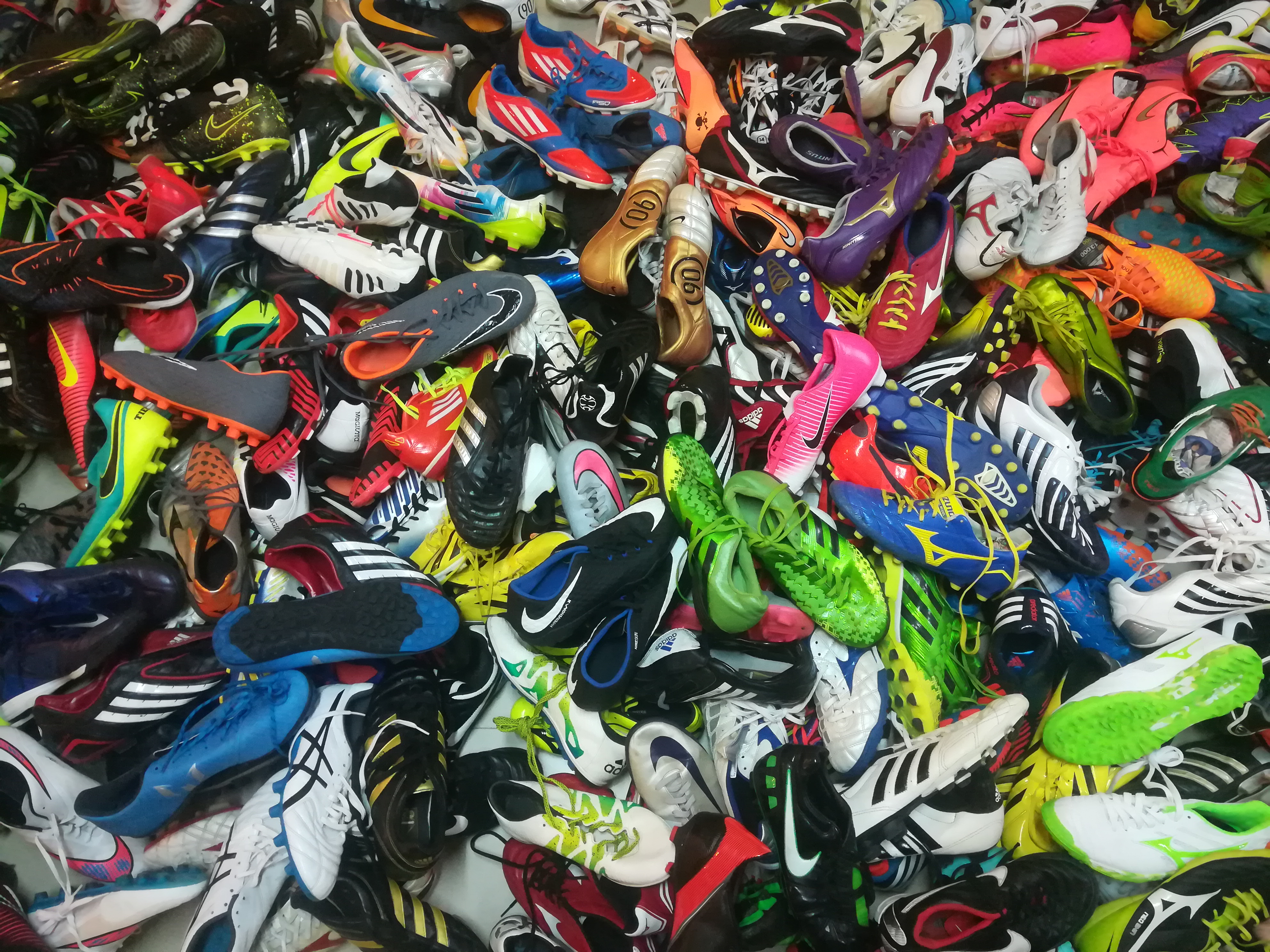 รองเท้าสตั๊ดเกรดหัวสุดตู้พิเศษ