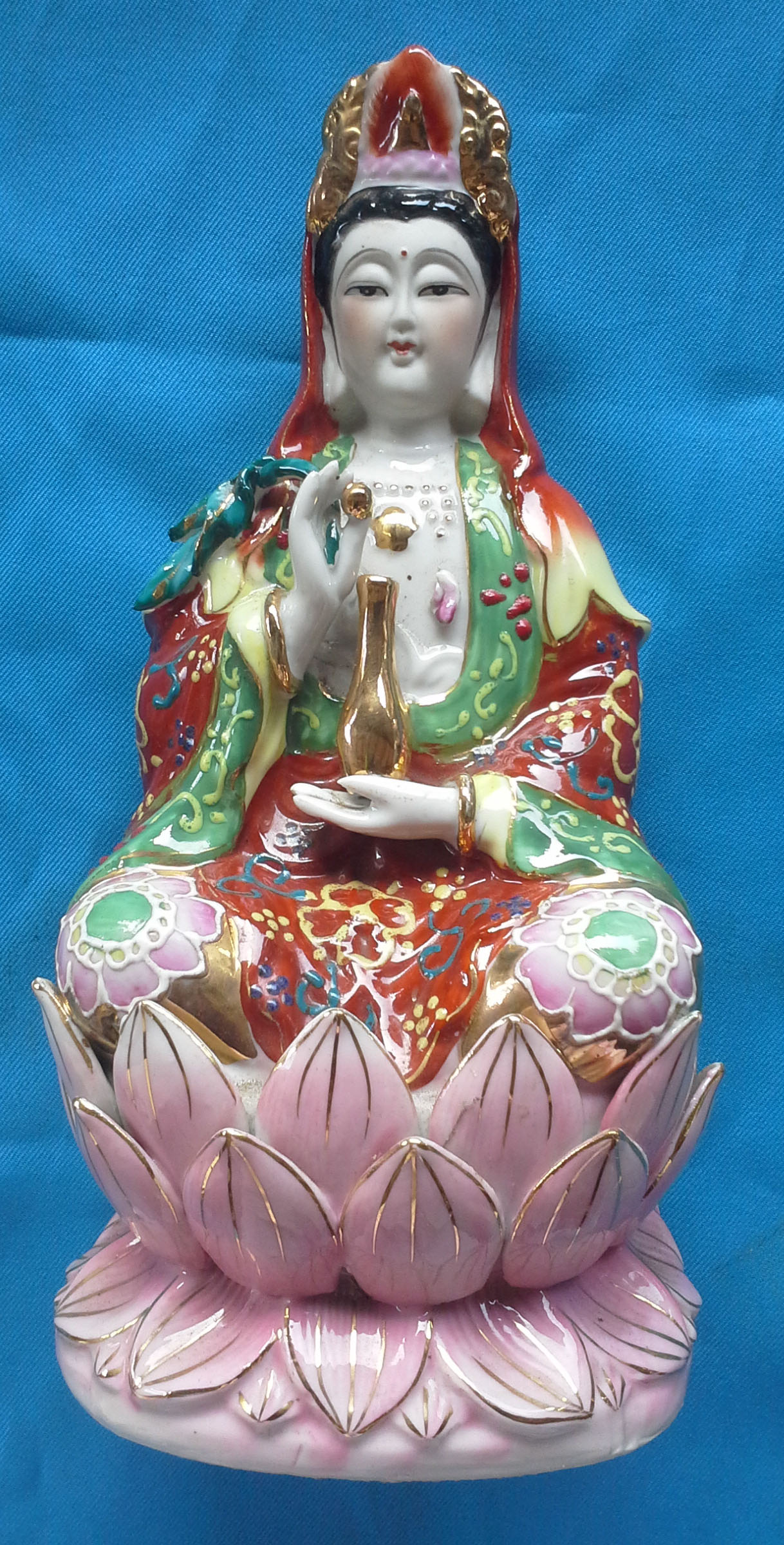 พระโพธิสัตว์เจ้าแม่กวนอิมปางโปรยมนต์นั่งดอกบัว