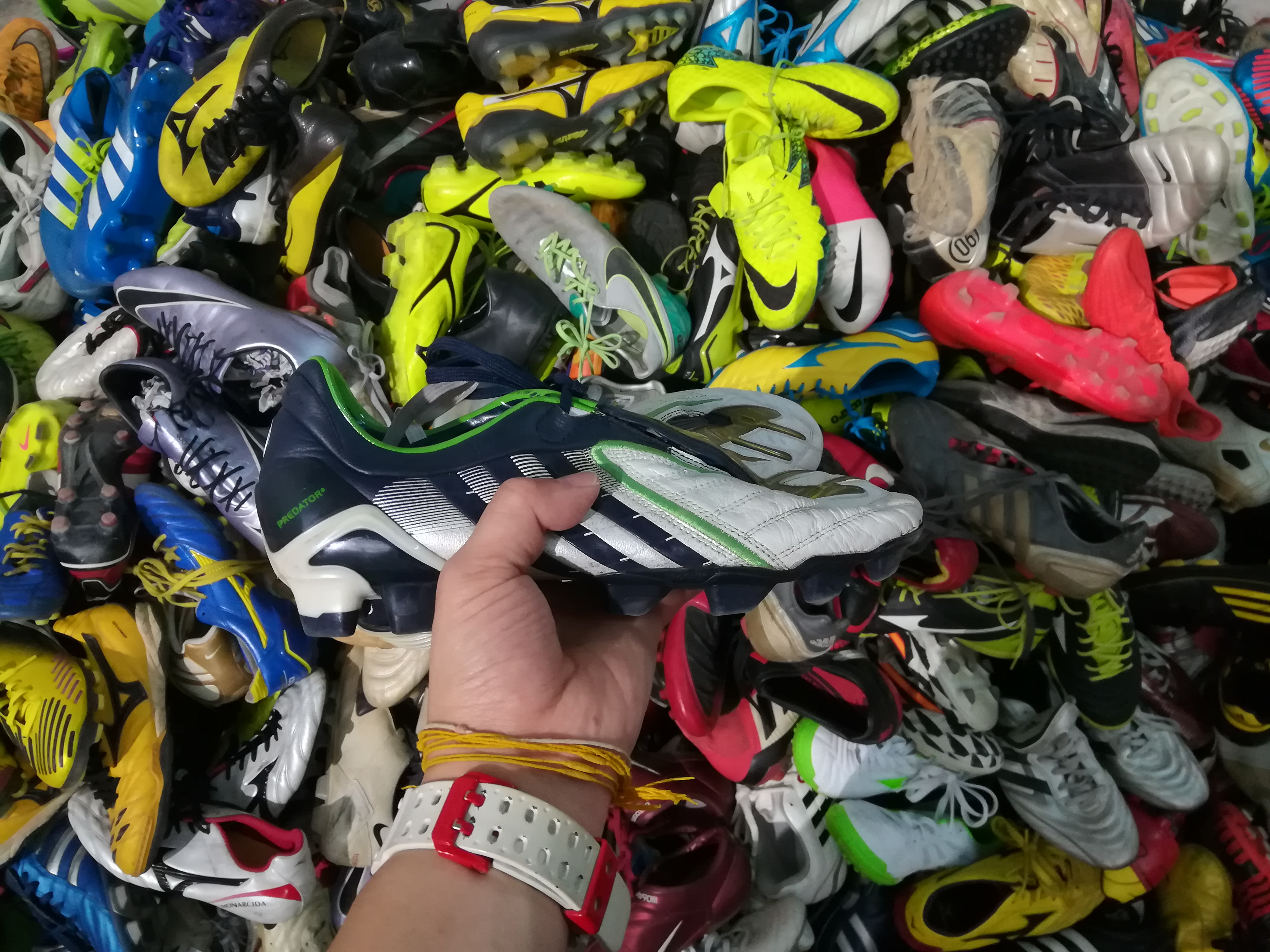 รองเท้าสตั๊ดเกรดหัวสุดตู้พิเศษ