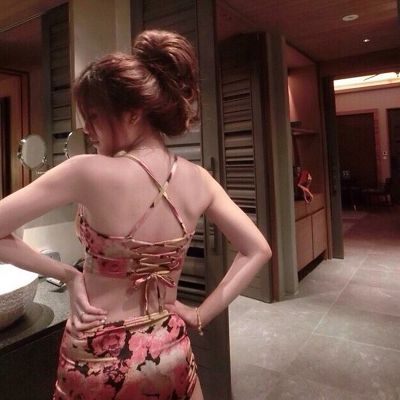 [Size S,M] ชุดว่ายน้ำทูพีช บราถักหลังลายดอกกุลาบแดง ผ้ามันเงา กางเกงเอวสูง